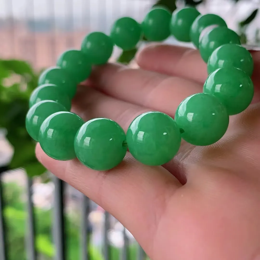 满阳绿圆珠手串手链 色阳均匀 料底细腻油润
尺寸12.3mm
缅甸天然A货翡翠