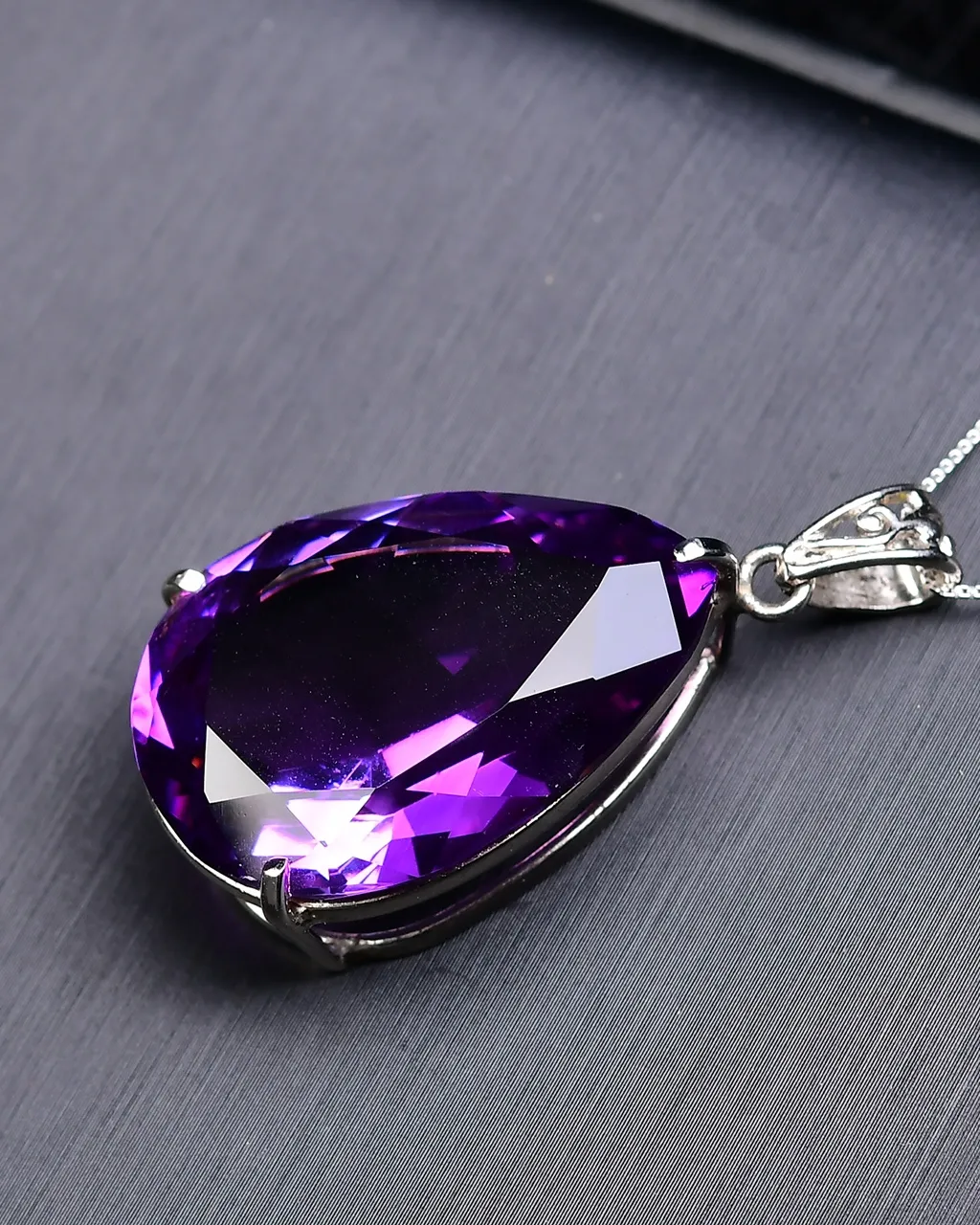 天然紫水晶千禧刻面吊坠 钻石切工，刻面闪亮，晶体透亮，水润润的，收工打磨，难度高，遇见请珍惜，