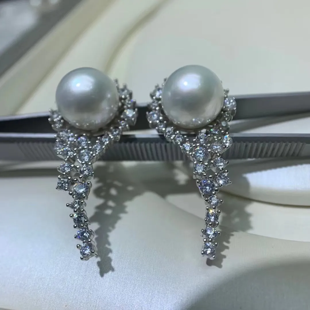 天然珍珠耳坠银镶嵌设计，百搭！！尺寸11-11.5mm天然珠光镜面光泽！表皮干净正圆几乎没有瑕疵，同