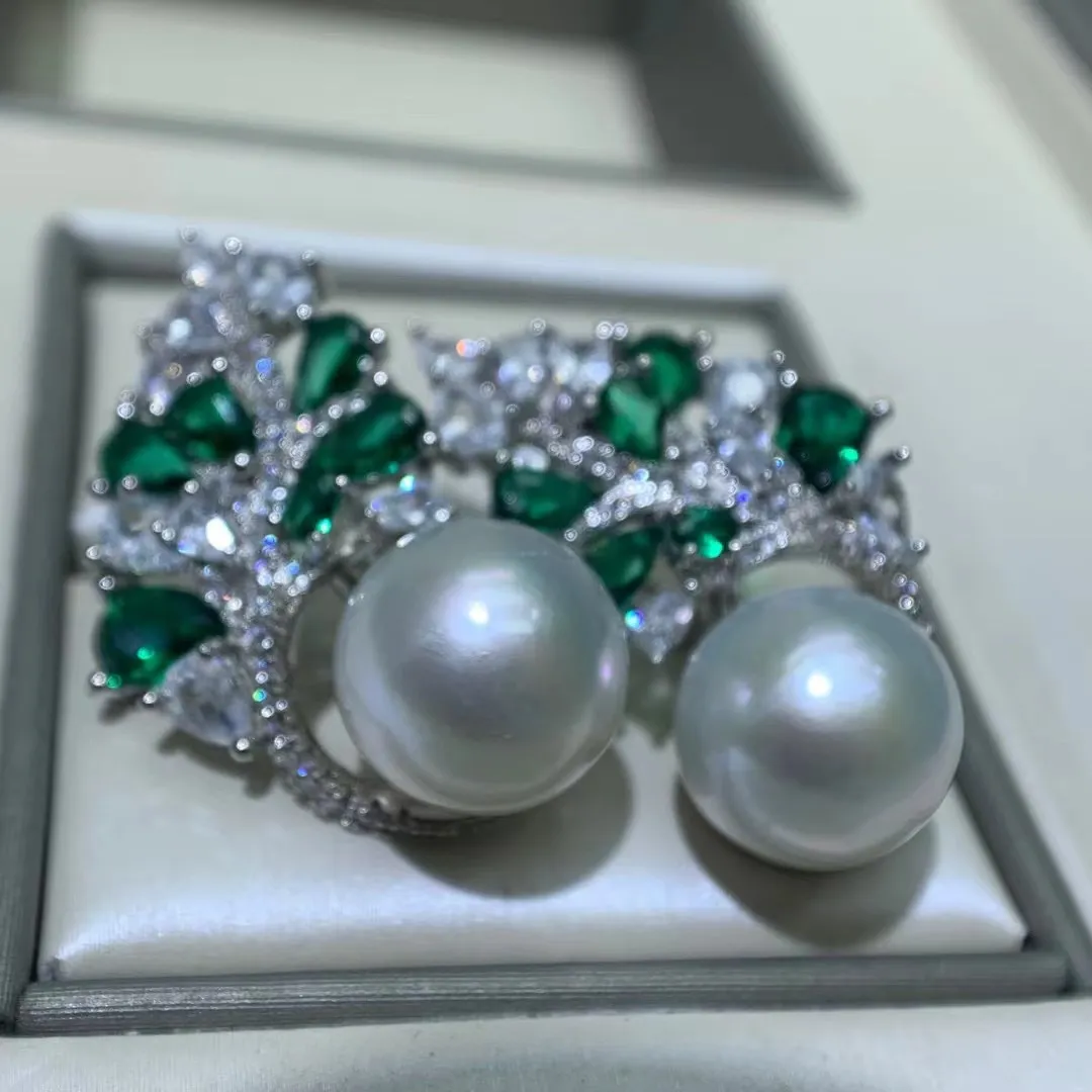 天然珍珠耳扣银镶嵌做工精美
设计款即视感！珠光宝气，百搭！！尺寸11-11.5mm青光镜面光泽！表皮