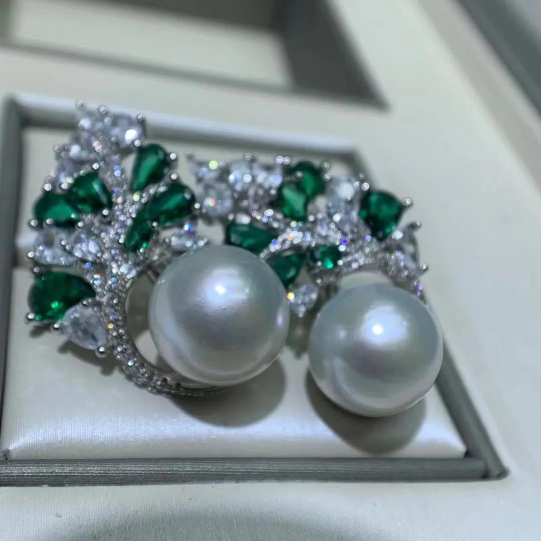天然珍珠耳扣银镶嵌做工精美
设计款即视感！珠光宝气，百搭！！尺寸11-11.5mm青光镜面光泽！表皮