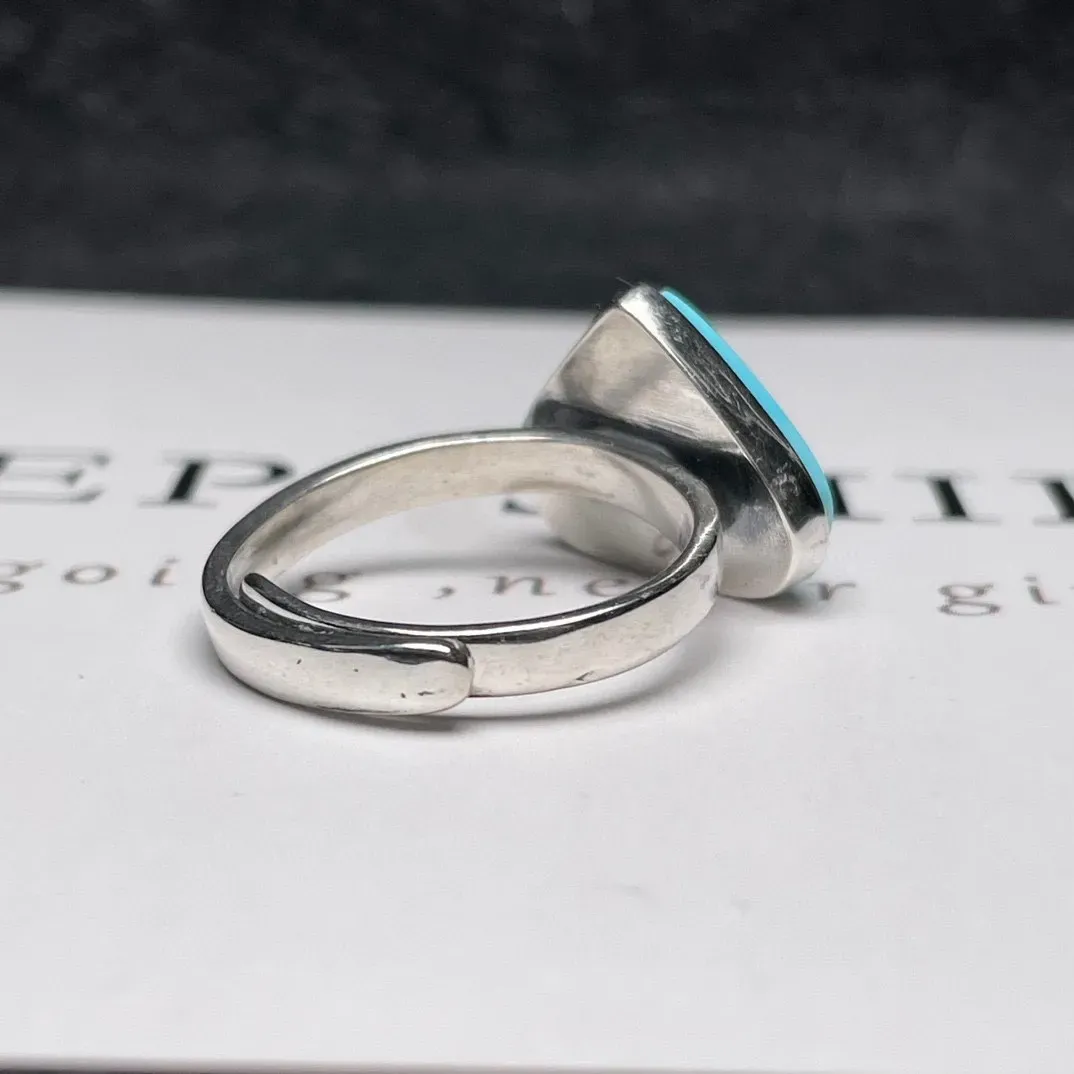 天然原矿绿松石爱心款戒指，干净无暇疵，高瓷高蓝。裸石尺寸11.7×14.5mm，银精工镶嵌，同款随机发