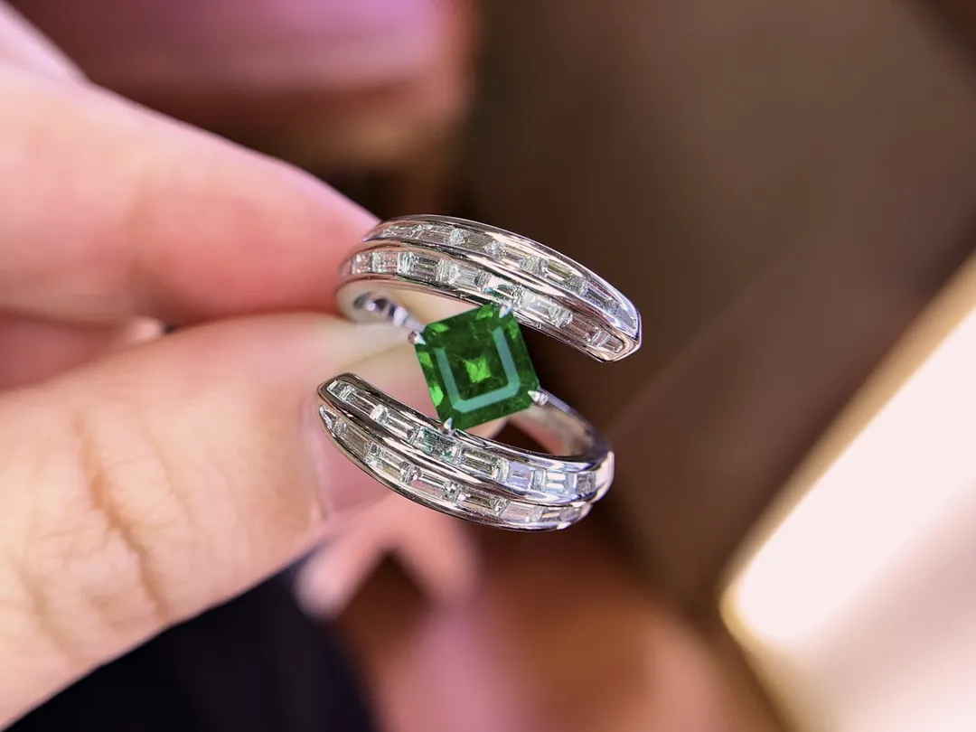 18K重金天然木佐祖母绿戒指、晶体通透、南非足反钻石、裸石重0.81克拉、钻石1.22克拉、总重5.75克、14#圈口可改