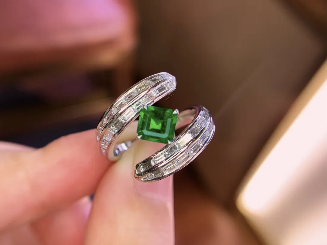 18K重金天然木佐祖母绿戒指、晶体通透、南非足反钻石、裸石重0.81克拉、钻石1.22克拉、总重