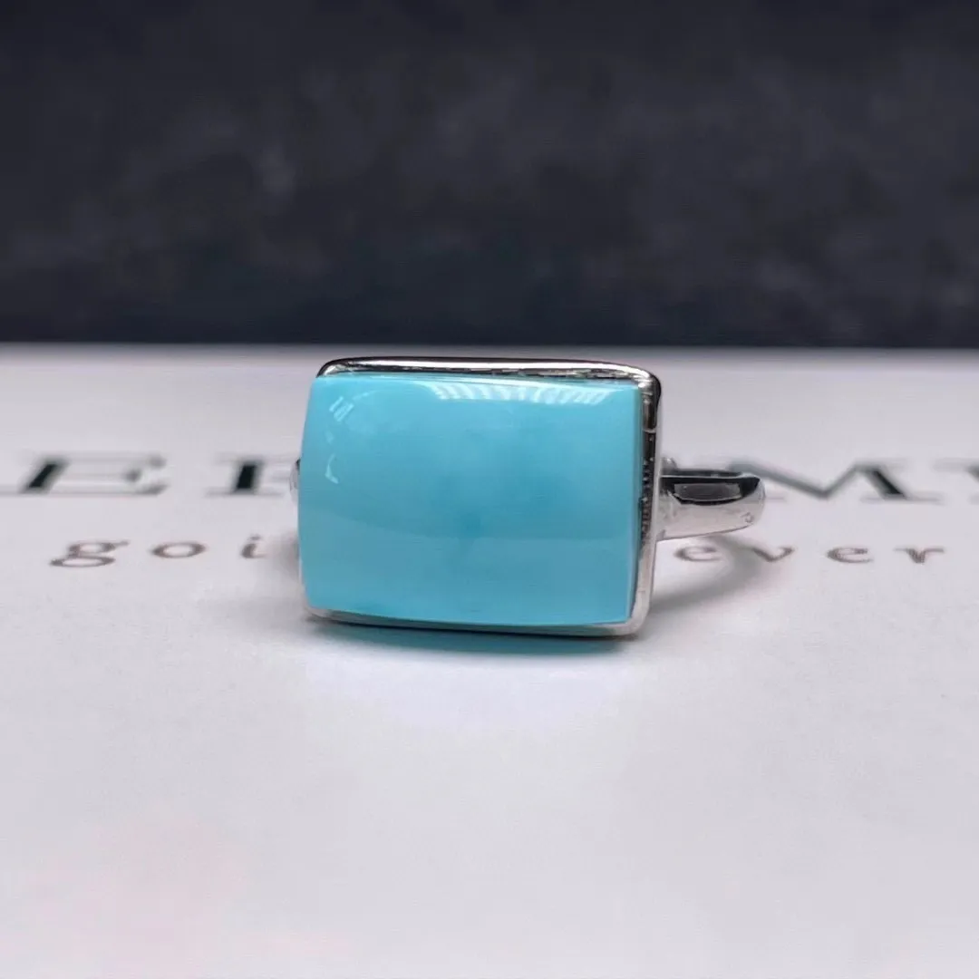 天然原矿绿松石方形马鞍戒指，蓝带着一种水嫩清亮的感觉，洞子沟果冻料。裸石尺寸8.8×12mm，银精工镶嵌