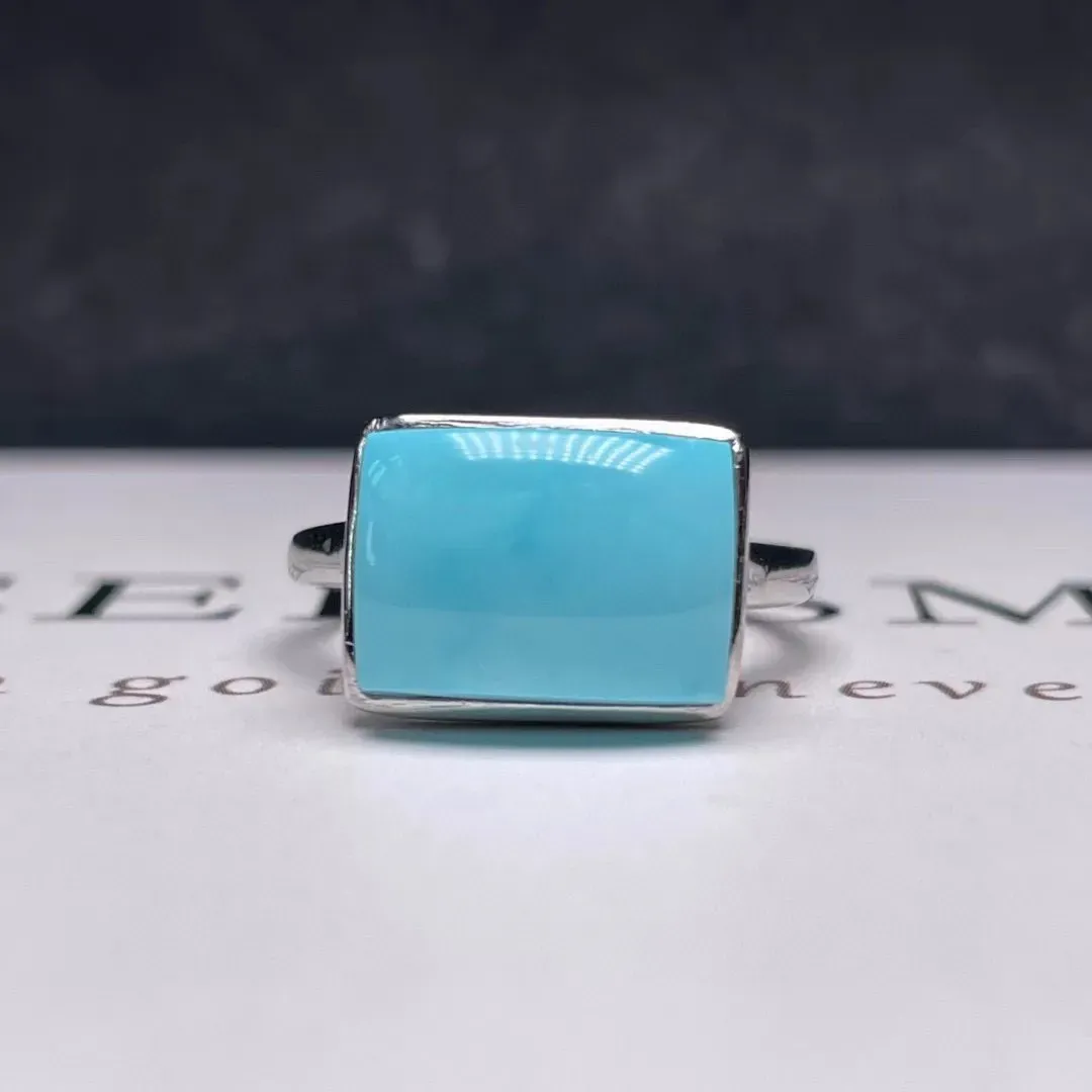 天然原矿绿松石方形马鞍戒指，蓝带着一种水嫩清亮的感觉，洞子沟果冻料。裸石尺寸8.8×12mm，银精