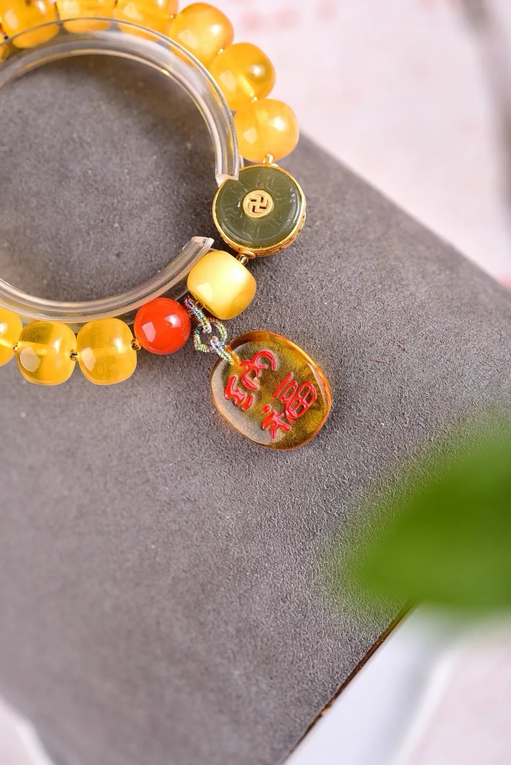 天然蜜蜡老型珠单圈手链，搭配天然蜜蜡吊坠花开富贵，南红貔貅，绿松石配饰，时尚百搭，规格：11.5mm，同款随机发