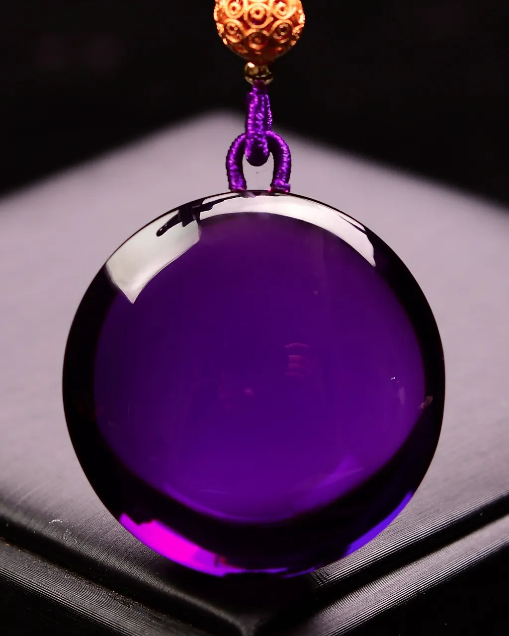 天然紫水晶圆牌吊坠 紫气东来，紫水晶招财转运，佩带者顺顺利利保平安，晶体通透，雕工栩栩如生，天然