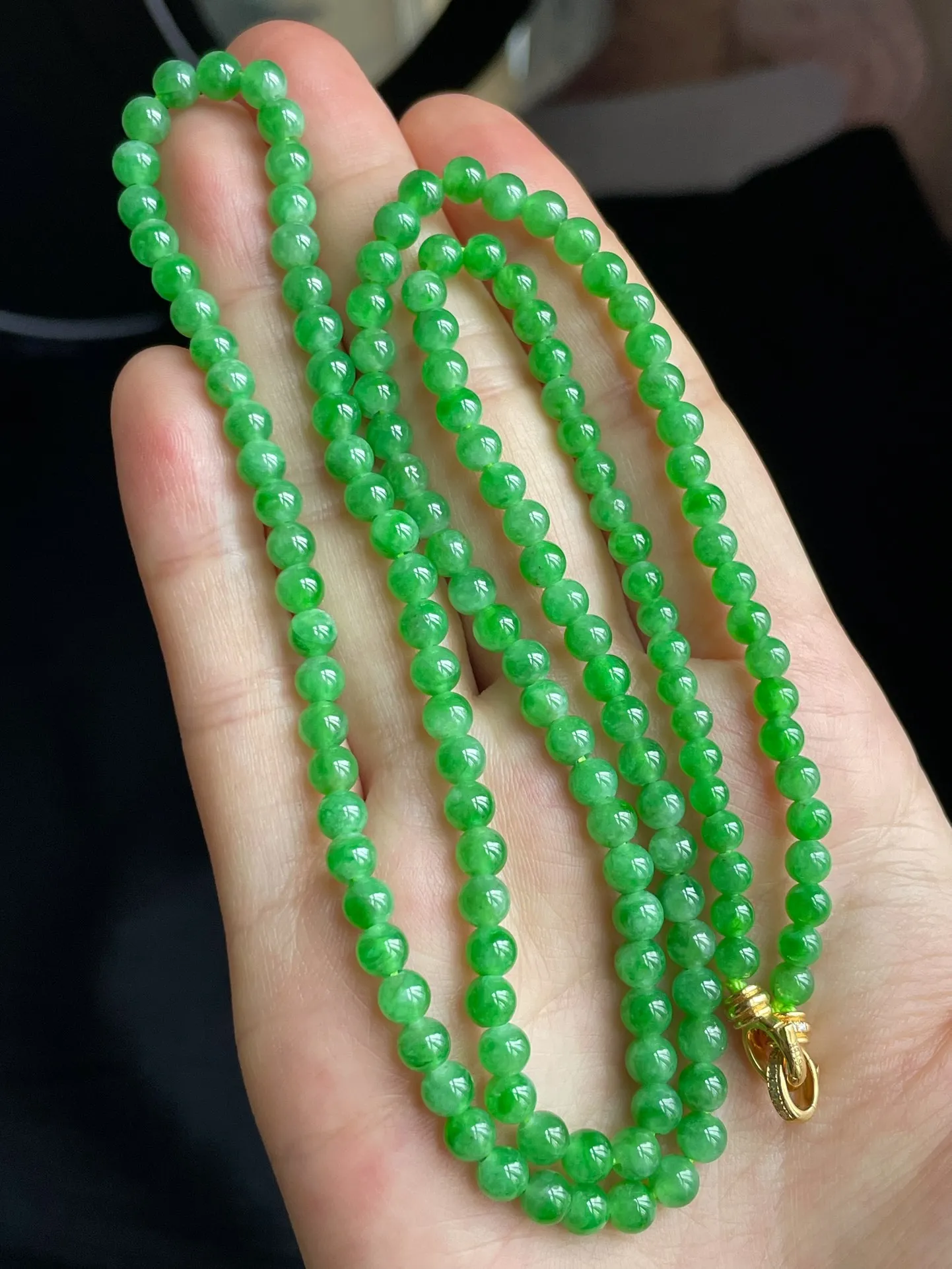 冰阳绿珠链，色泽艳丽，水头足，尺寸4.4/3.7-147颗，编号310