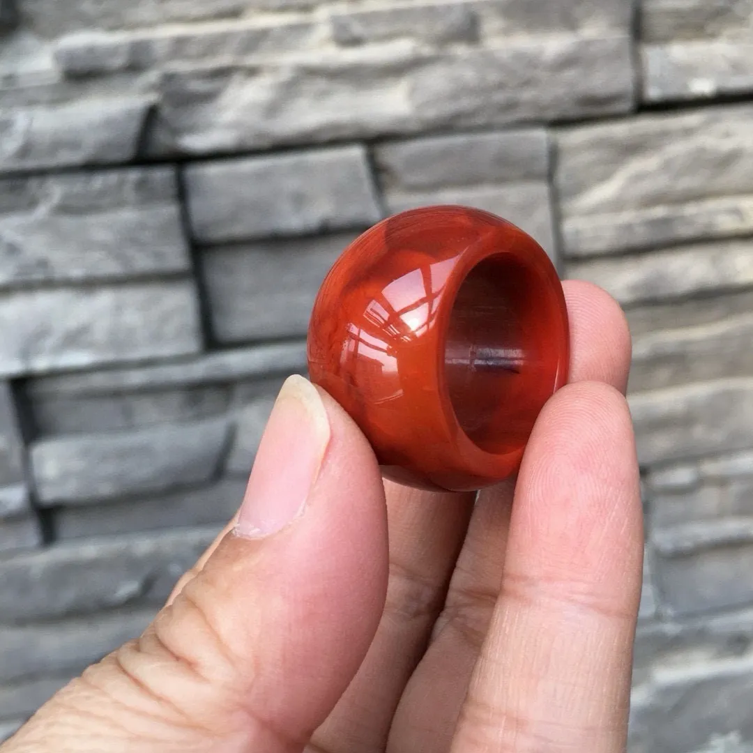 【瓦西料南红扳指 】，凉山南红，瓦西料，扳指，颜色非常红润，润度好，质感细腻，无裂干净，圈口内径20.3mm，宽16.8mm，厚5.mm，重量15.1克，