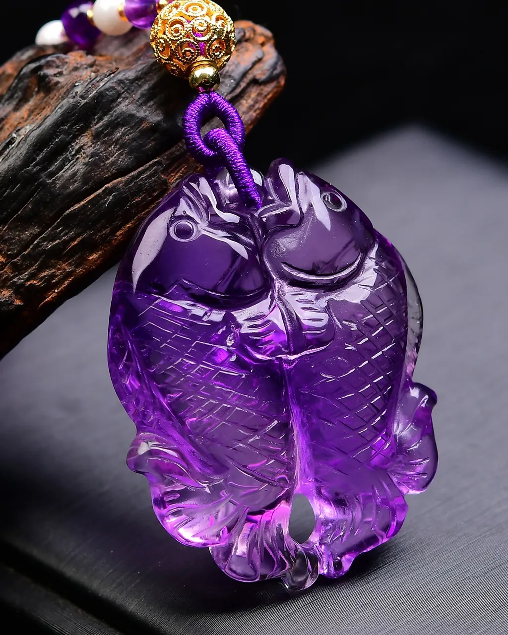 天然紫水晶福鱼•双鱼吊坠  双面雕刻，富贵有余，连年有余，紫水晶..转运，紫气东来，佩带者顺顺利利保平安，实物非常漂亮，珠链4mm天然紫水晶 规格:40*32*13mm，重36.9g