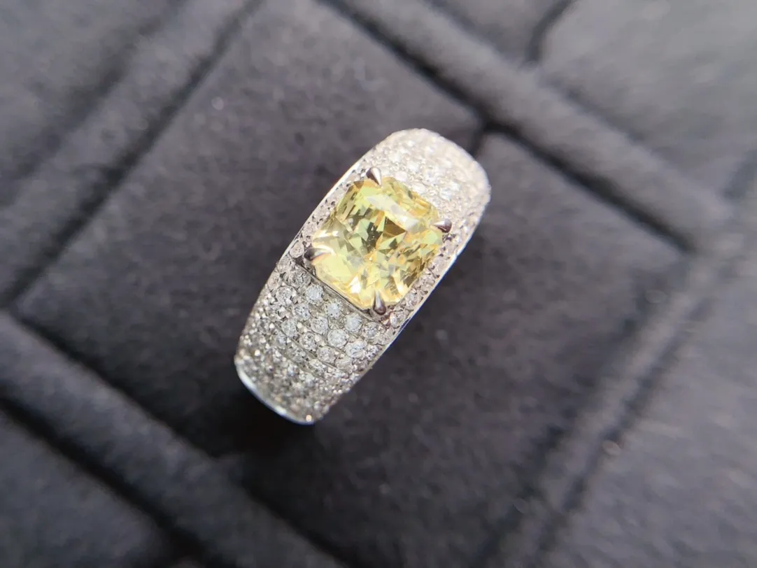 18k重金天然黄蓝宝石戒指、净体、火彩闪、南非足反钻石、裸石约2.08克拉、总重：6.94克拉