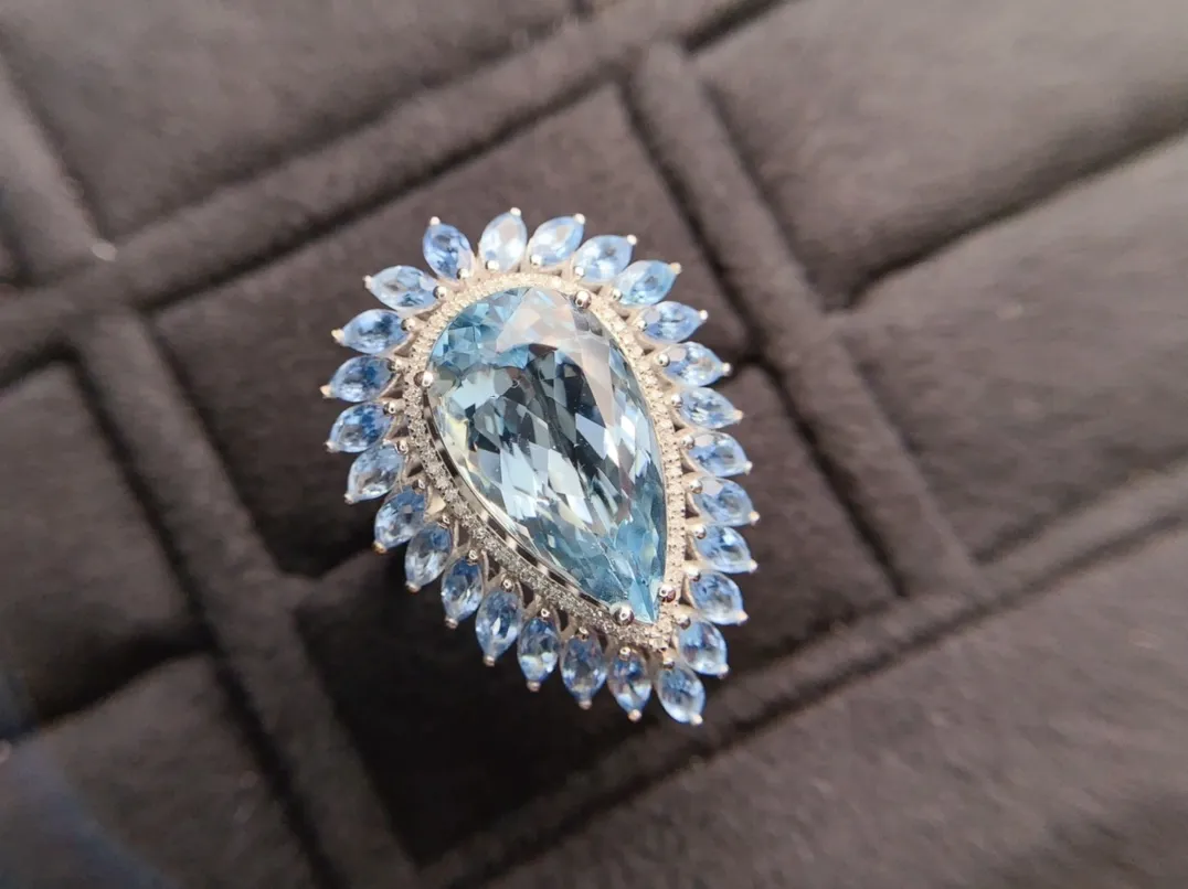 18K重金天然海蓝宝戒指、火彩闪、南非足反钻石+小海蓝宝、裸石重7.5克拉、规格：17*9.5