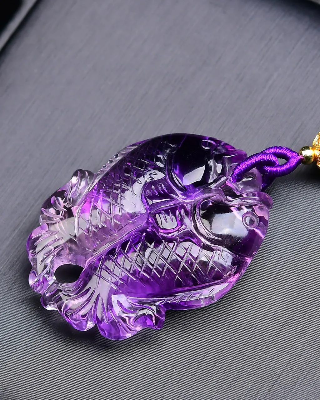 天然紫水晶福鱼•双鱼吊坠  双面雕刻，富贵有余，连年有余，紫水晶..转运，紫气东来，佩带者顺顺利利保平安，实物非常漂亮，珠链4mm天然紫水晶 规格:40*32*13mm，重36.9g