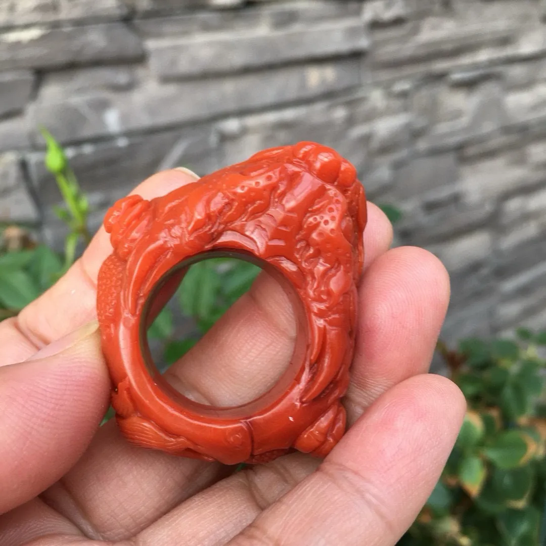 南红雕刻【龙头】扳指，精雕工，满色满肉柿子红，颜色艳丽，佩戴可以疏通血液循环，内径23mm，35.9克