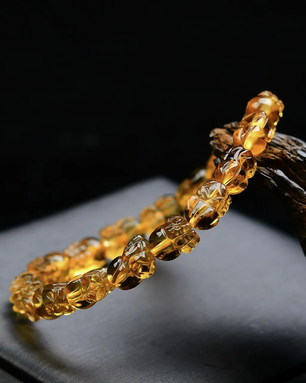 天然黄水晶貔貅手链貔貅招财进财转运，雕工栩栩如生，实物非常漂亮，懂货的速度 规格:10*7*6mm，同款随机发