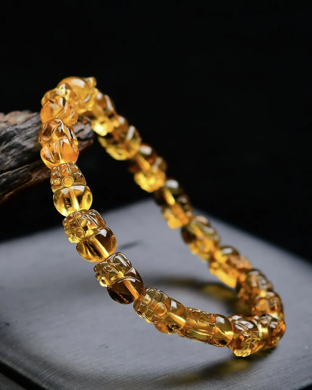 天然黄水晶貔貅手链貔貅招财进财转运，雕工栩栩如生，实物非常漂亮，懂货的速度 规格:10*7*6mm，同款随机发