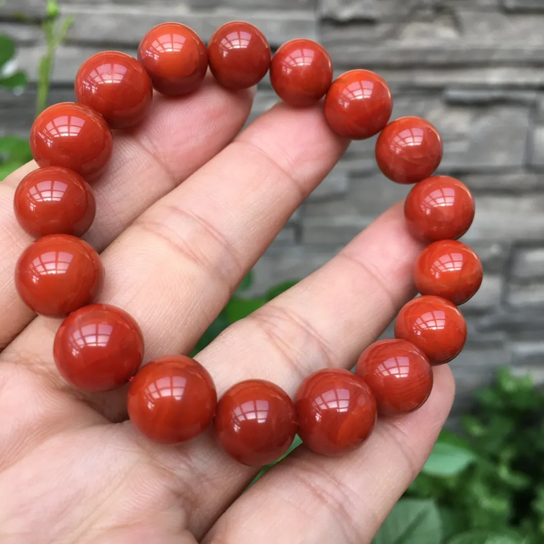 南红单圈手链，柿子红，颜色红润，非常漂亮，直径：11.6mm，，佩戴南红可以疏通血液循环，促进身体健