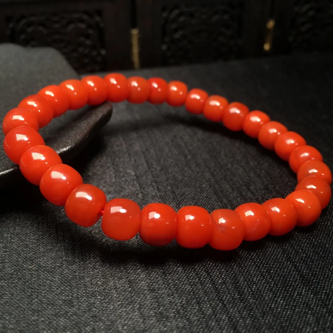 南红老型珠单圈手链，满色柿子红，颜色红润，晶体干净，非常漂亮，直径：7.5mm，佩戴南红可以疏通血液