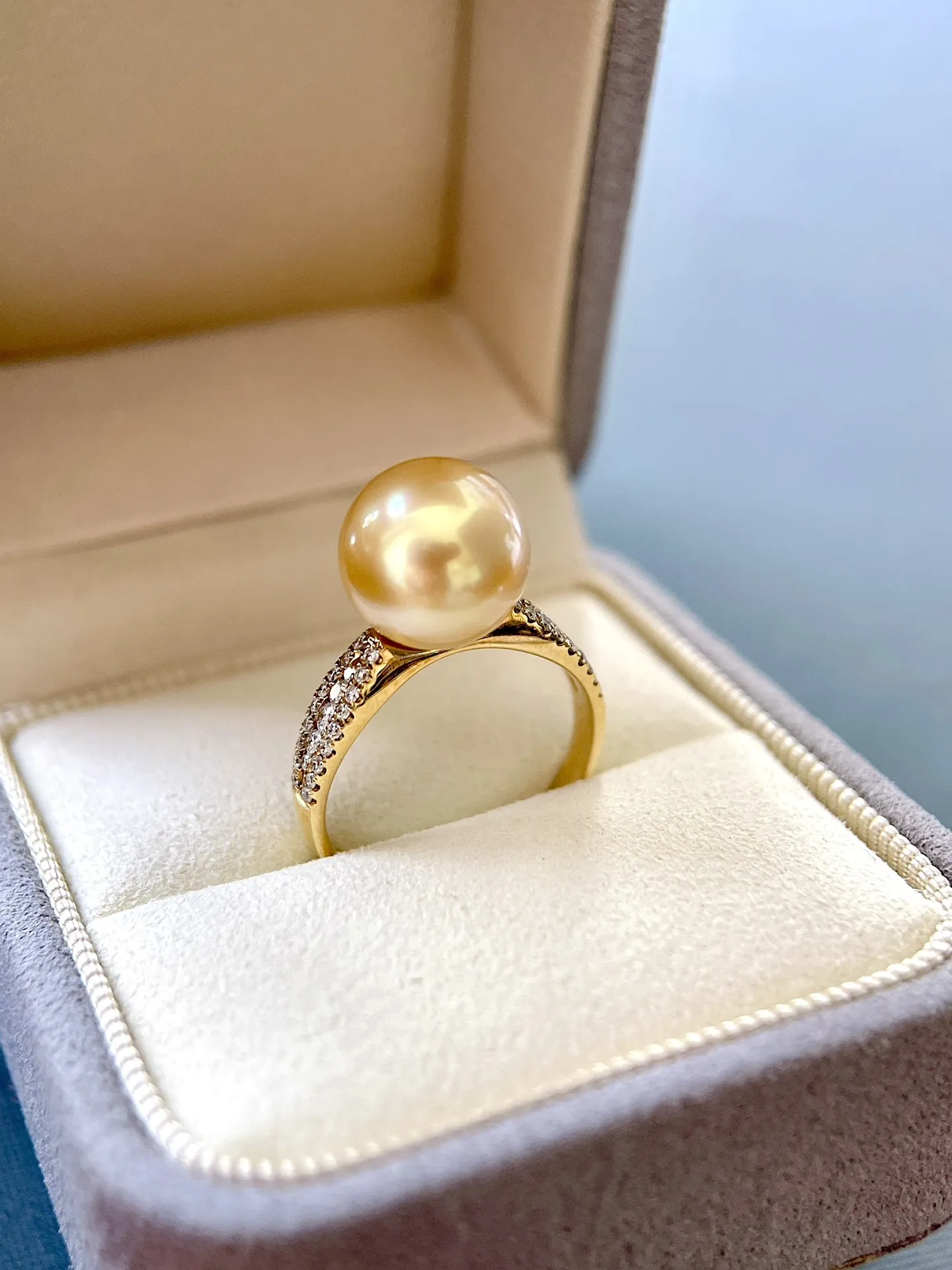 金珍珠戒指，18K配钻镶嵌金珍珠戒指，原色无加色！皮光细腻，正圆强光，规格：10.5mm，钻石：
