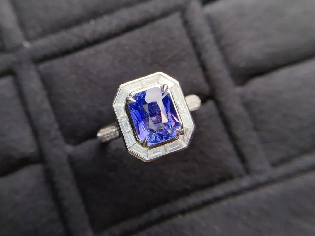 18K重金天然蓝宝石戒指吊坠两用款、晶体通透、南非足反钻石、裸石重3.02克拉、总重6.4克、钻