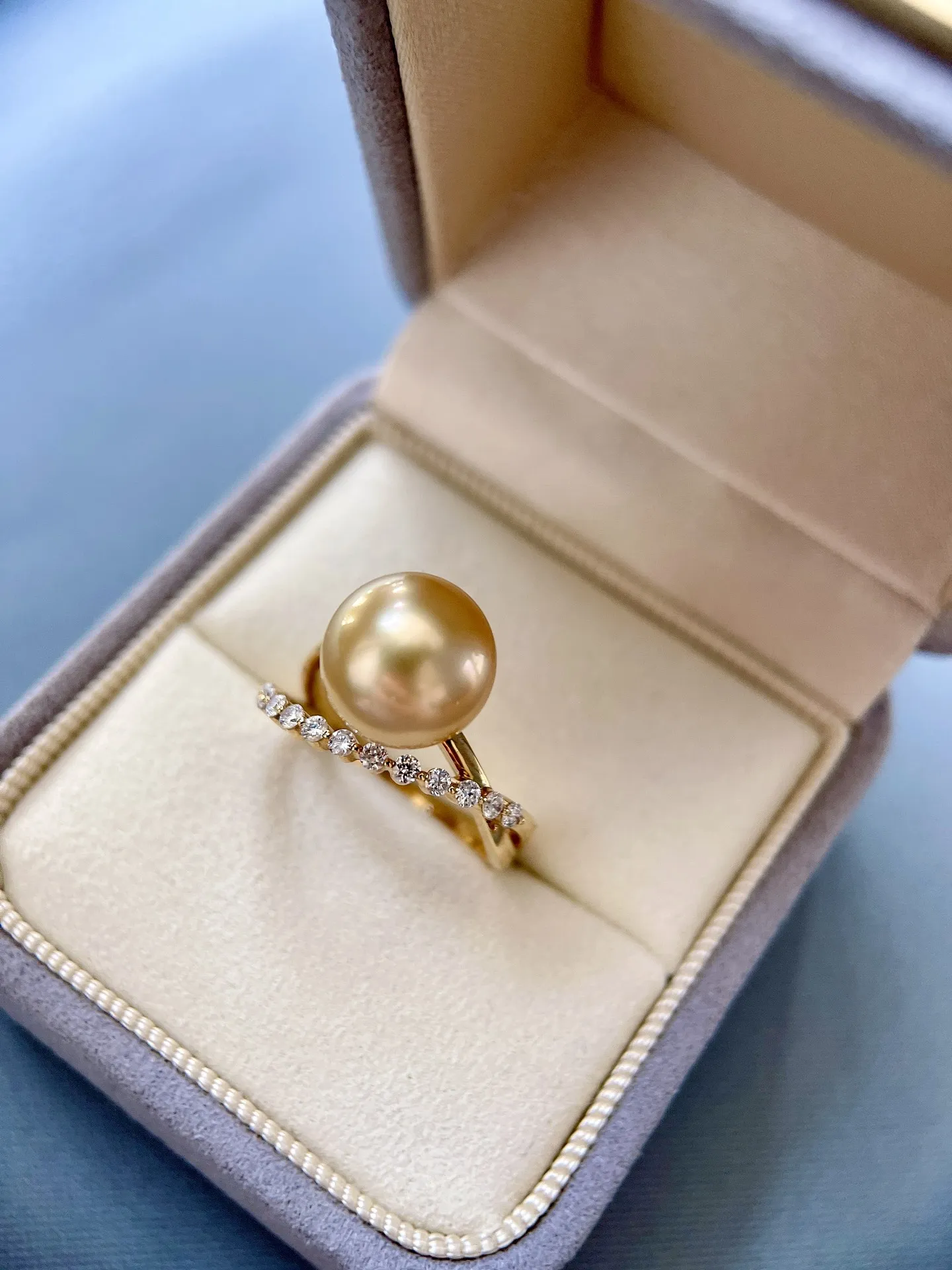 金珍珠戒指，新款，18K金材质，金珍珠海水珠，原色无加色！皮光细腻，正圆强光，规格：10-11mm，