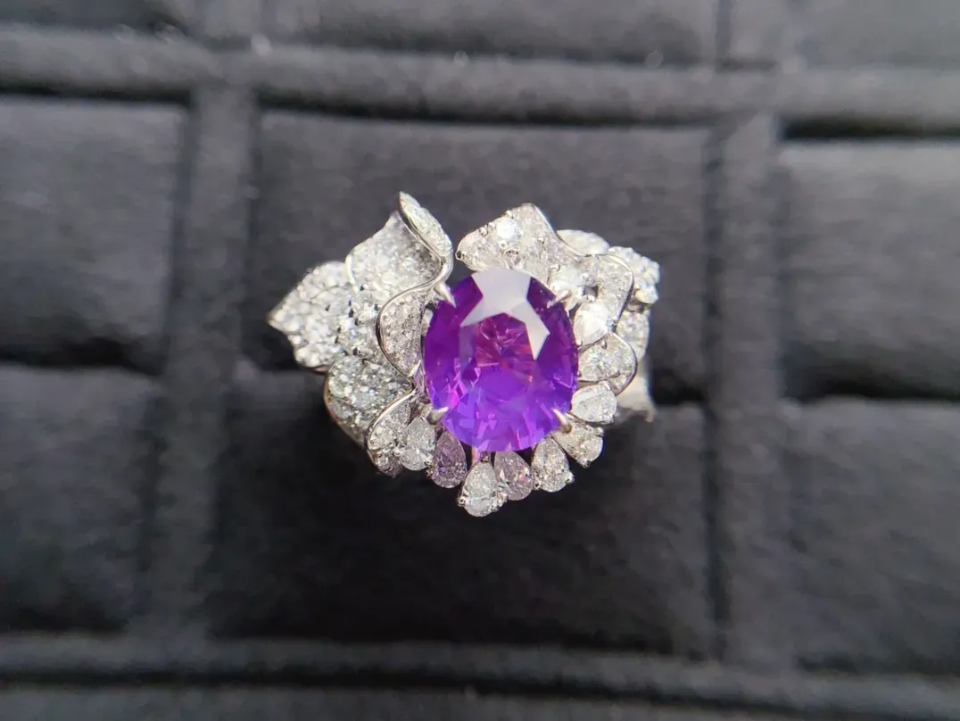 18K重金天然变色紫色蓝宝石戒指、晶体通透、南非足反钻石、裸石重3.06克拉、总重11.16克、