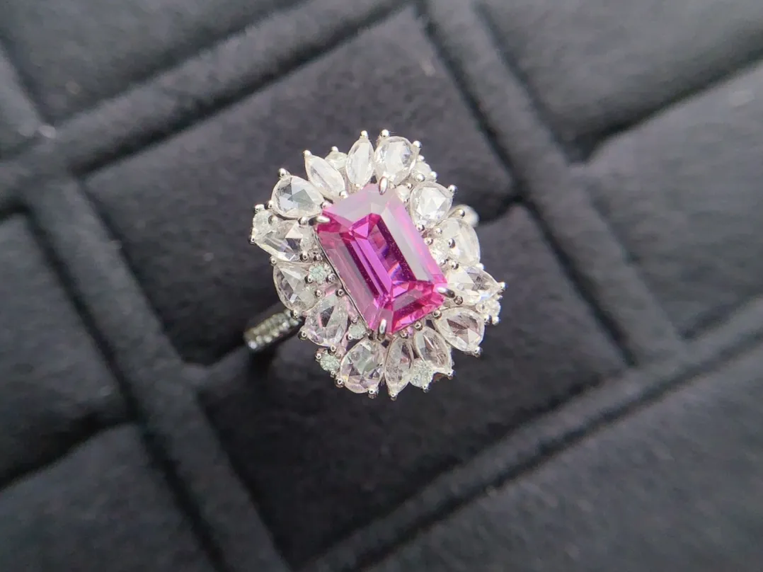 18K重金天然粉色蓝宝石戒指吊坠两用款、晶体通透、南非足反钻石、裸石重2.03克拉、总重7.55