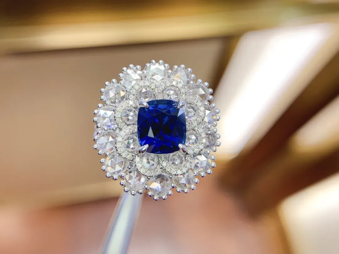 18K重金天然皇家蓝蓝宝石戒指吊坠两用款、南非足反钻石、晶体通透、裸石重3.56克拉、总重13.