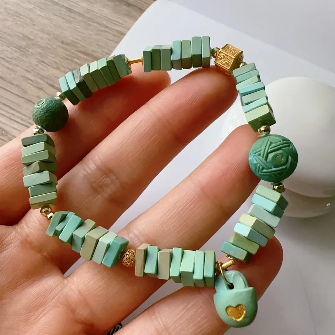 天然原矿绿松石方块隔片手链，搭配绿松石星球珠 爱心锁，18k金配饰，规格6.3mm，同款随机发