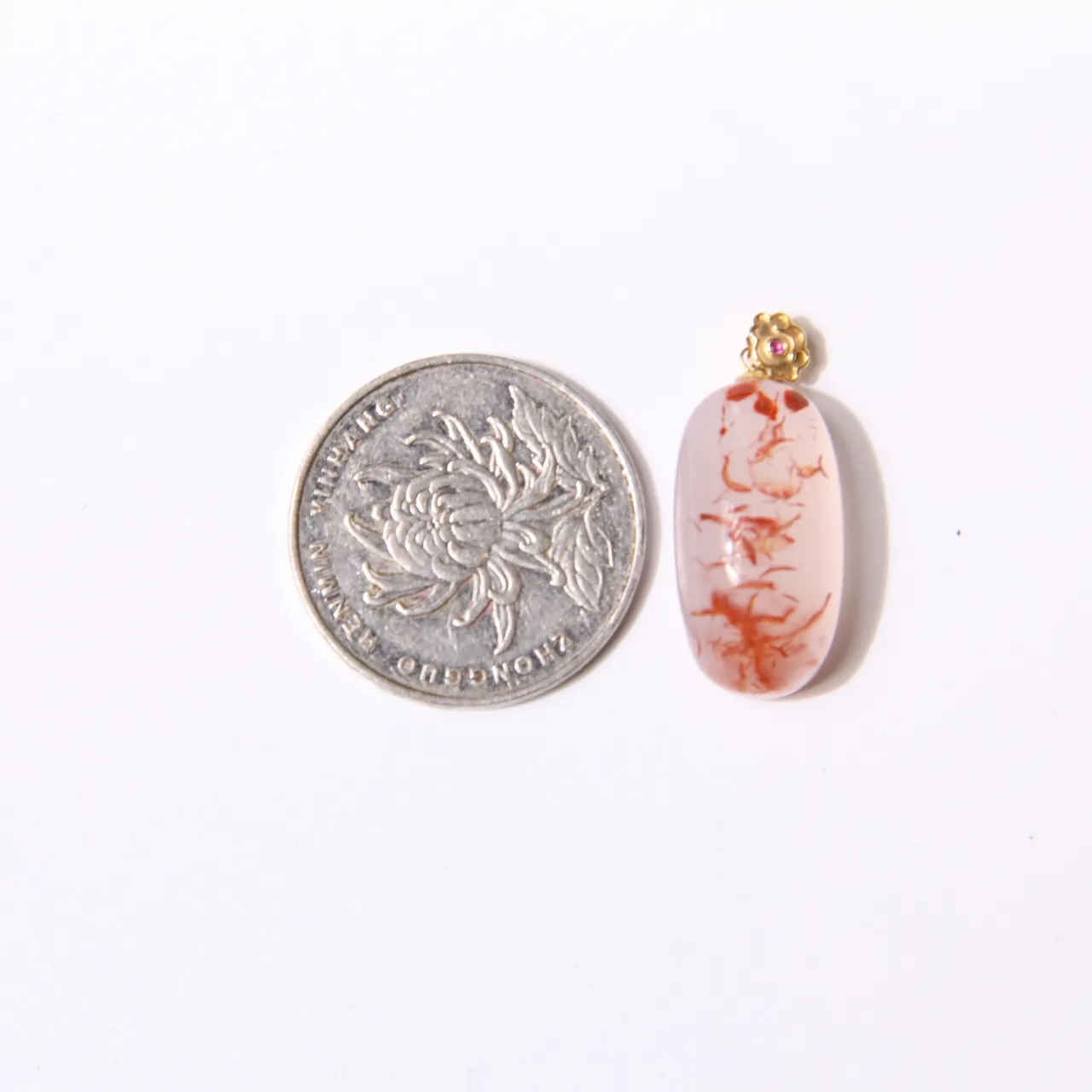 珍品·意境冰飘花南红吊坠     22*11.6*9.2mm/4g   
18K金扣头镶嵌，配18K金链！  冰飘南红，在冰飘南红中，形成了明显的冰条，水润通透