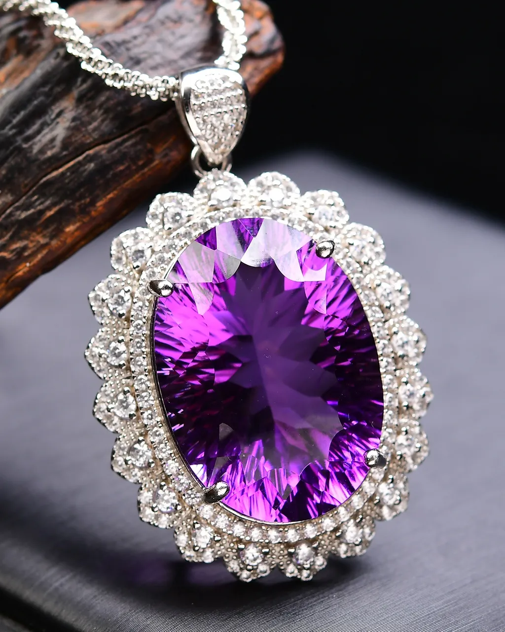 天然紫水晶千禧刻面吊坠 钻石切工，刻面闪亮，晶体透亮，水润润的，收工打磨，难度高，遇见请珍惜，