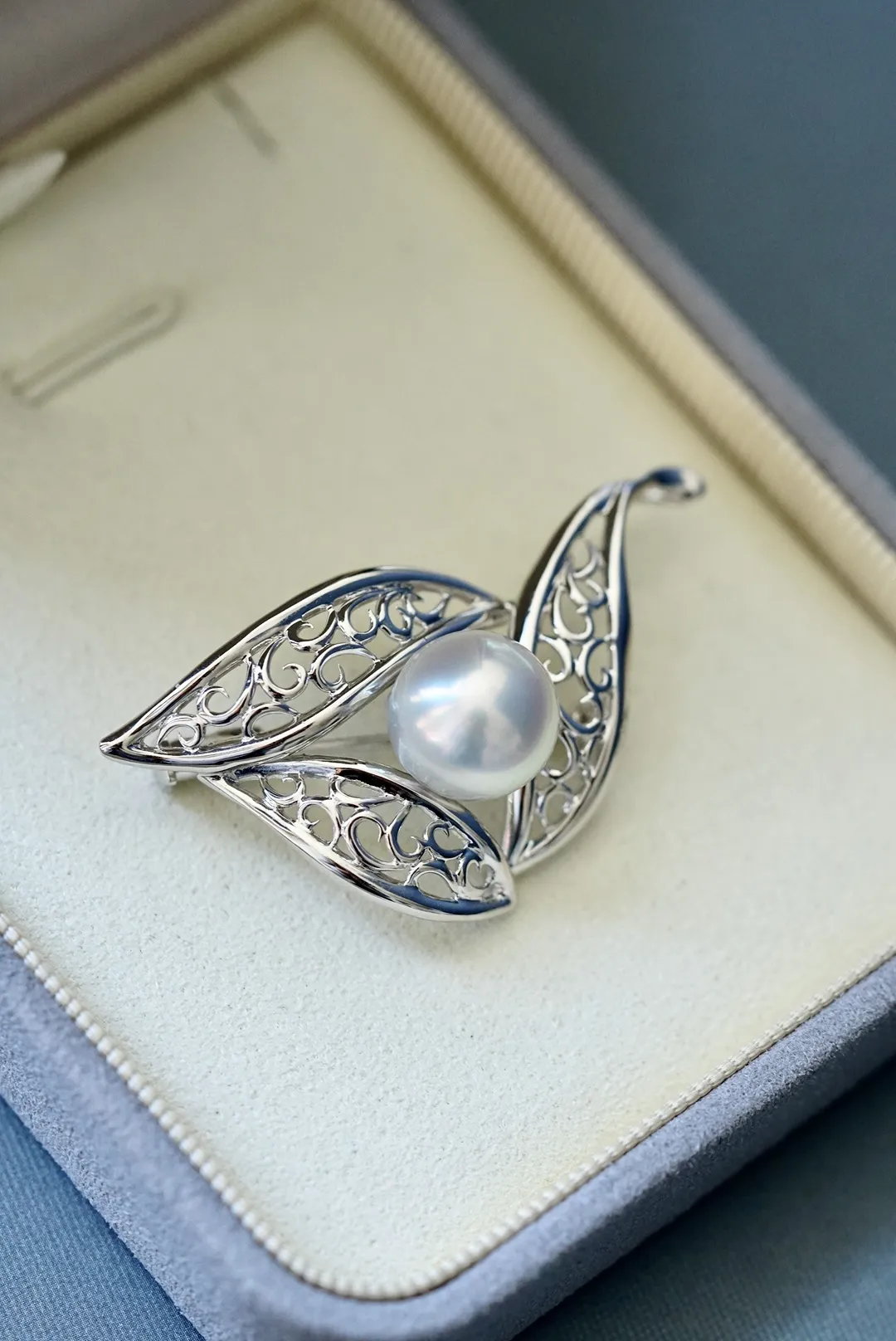 澳白珍珠胸针成品，工艺好，姿态优雅 ，搭配天然澳白珍珠，规格：10-11mm，冷光正圆强光，正面无暇