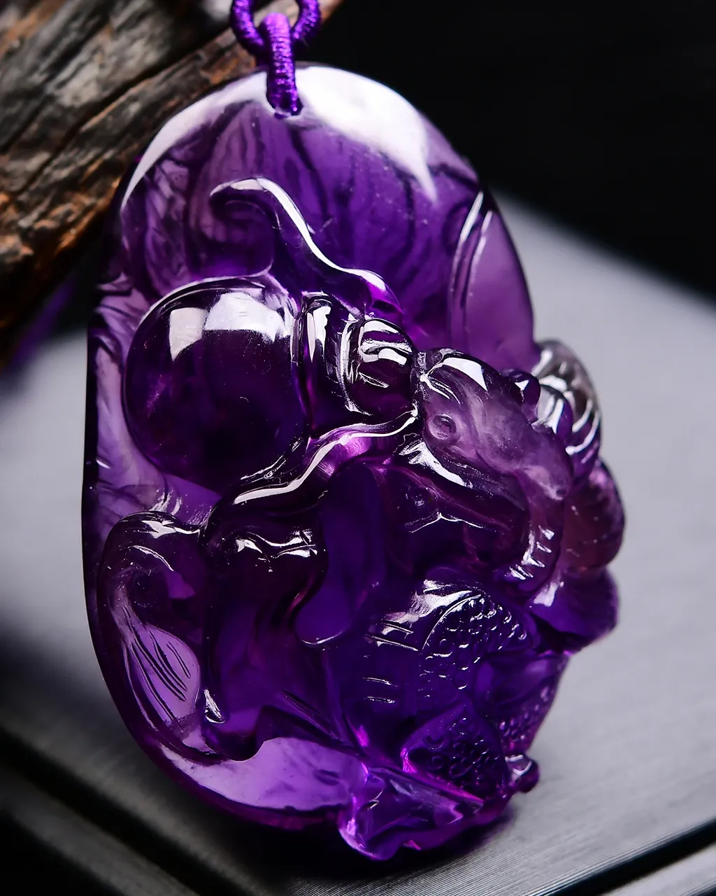 天然紫水晶龙球吊坠•毛衣链两用款龙是英勇权威的象征，寓意生意兴隆，吉祥安康，事事如意，紫气东来，晶