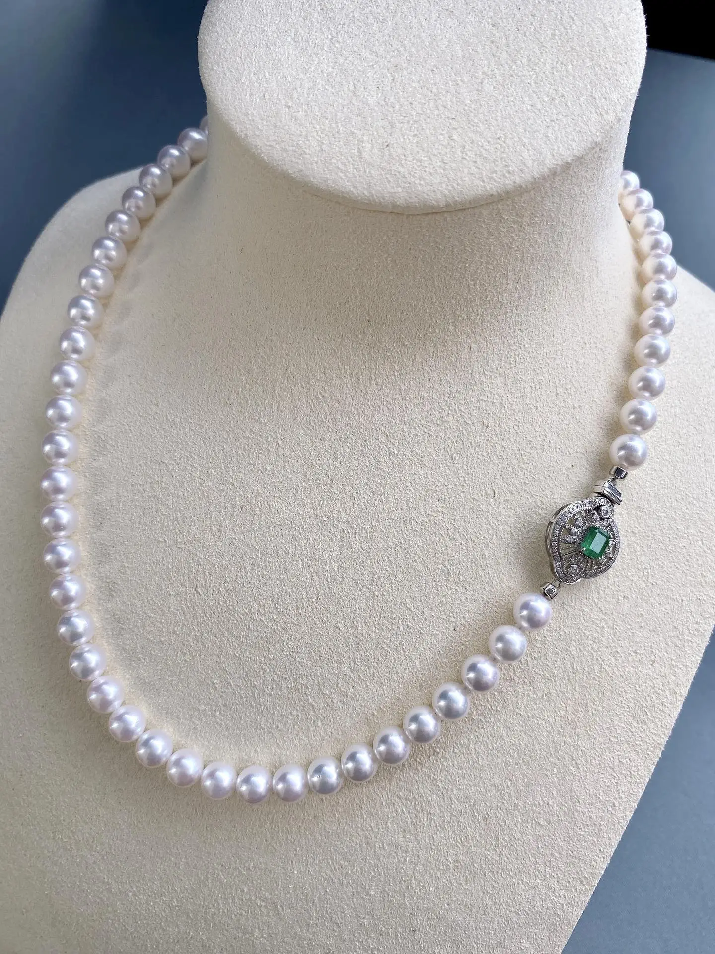 akoya海水珍珠项链，搭配祖母绿扣头，18K金钻石镶嵌，珠子规格：6.5-7mm，白透粉，颜色漂亮