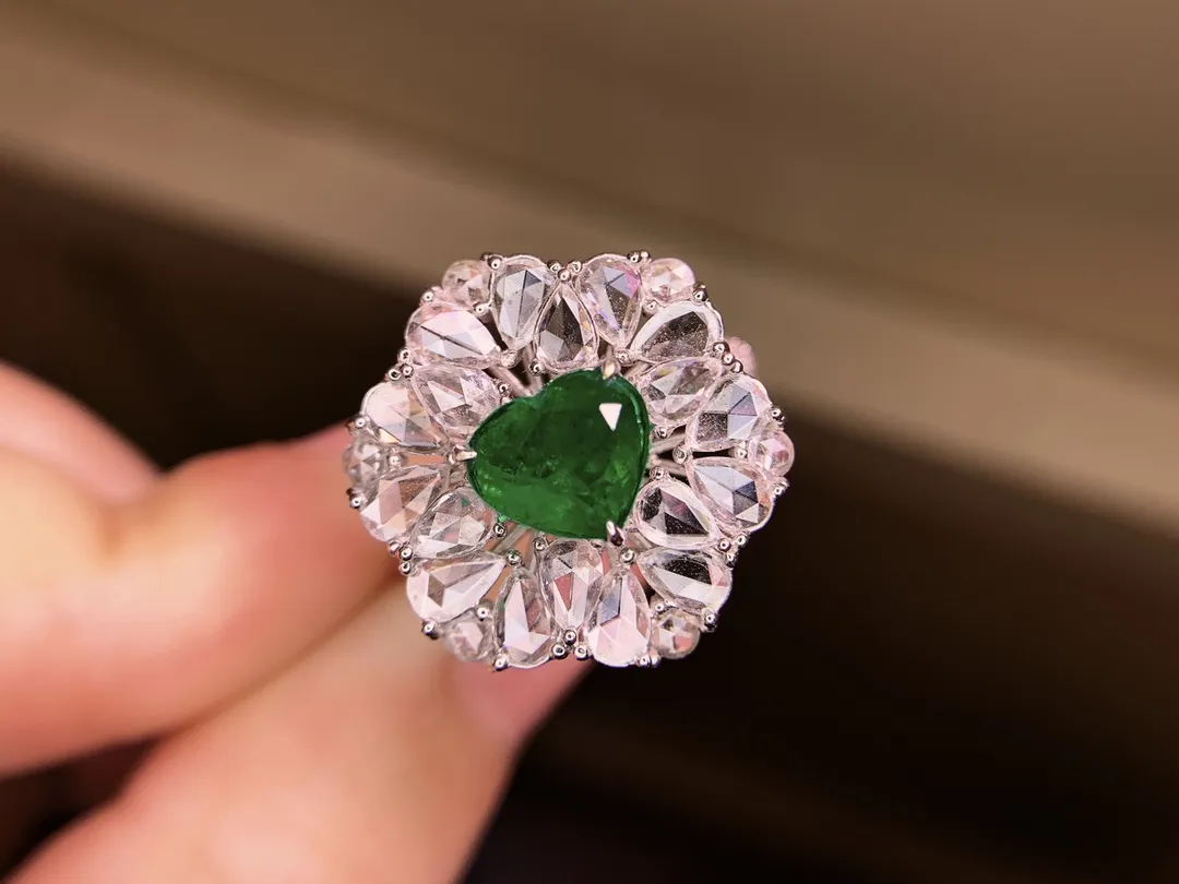 18K重金天然木佐祖母绿戒指、晶体通透、南非足反钻石、裸石重1.16克拉、总重6.75克、钻石1
