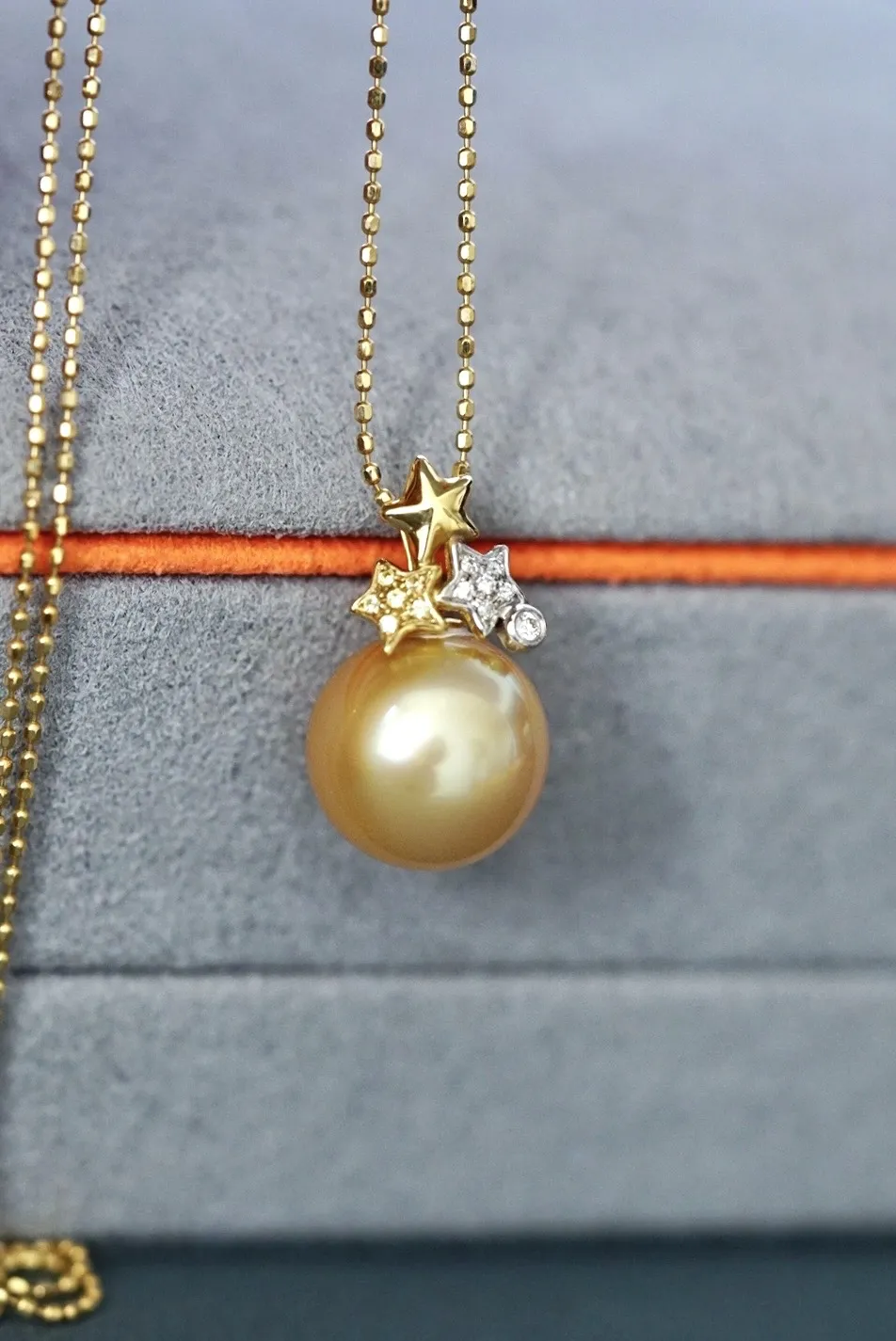 金珍珠吊坠，气质优雅款，18K金材质，原色无加色！规格：10-11mm，颜色漂亮，正圆强光无暇，钻石