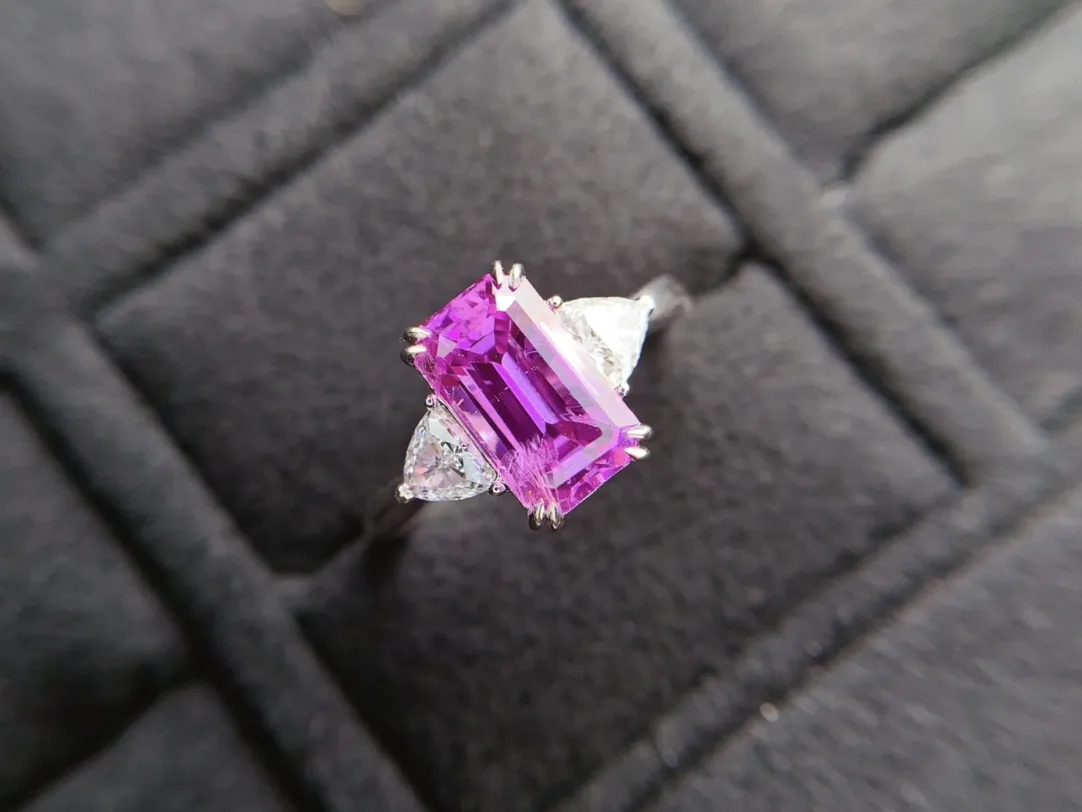 18K重金天然紫色蓝宝石戒指、南非足反钻石、裸石重3.5克拉、钻石0.75克拉、14#圈口可改
