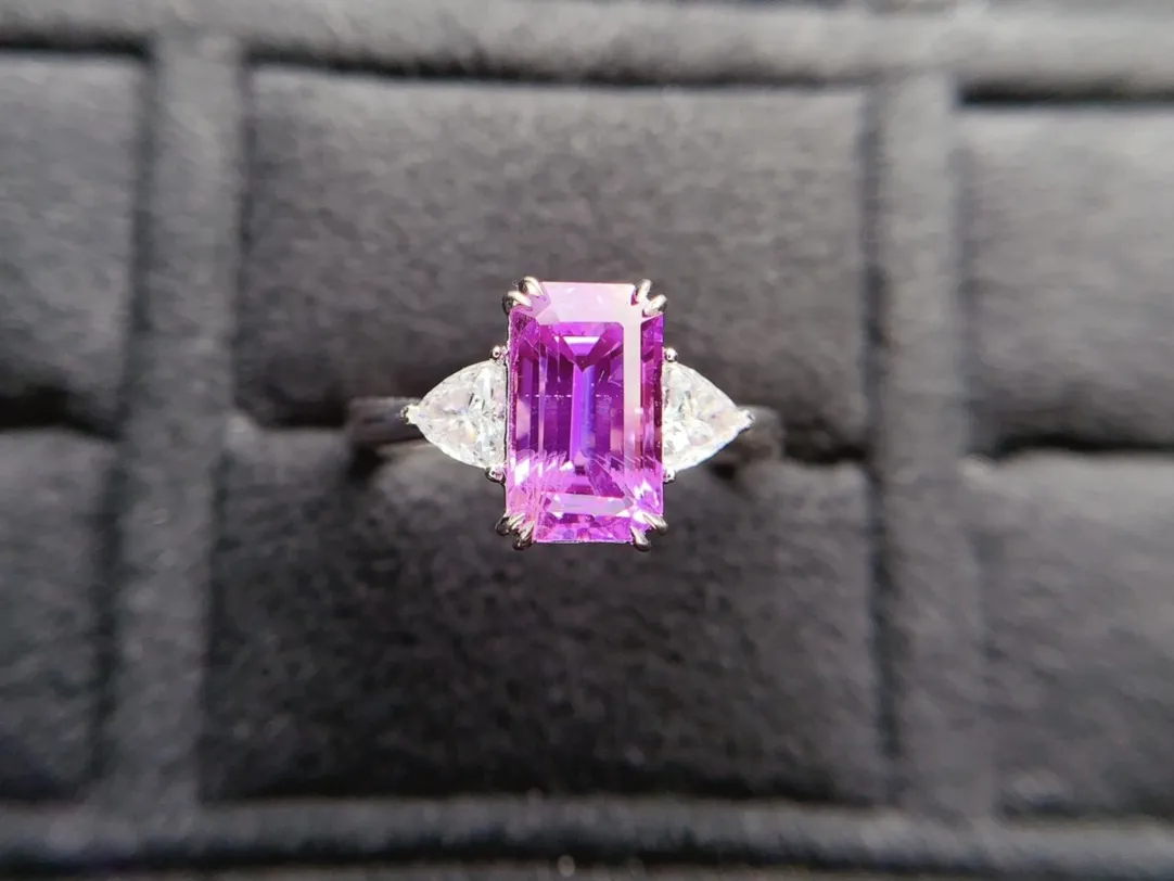 18K重金天然紫色蓝宝石戒指、南非足反钻石、裸石重3.5克拉、钻石0.75克拉、14#圈口可改
