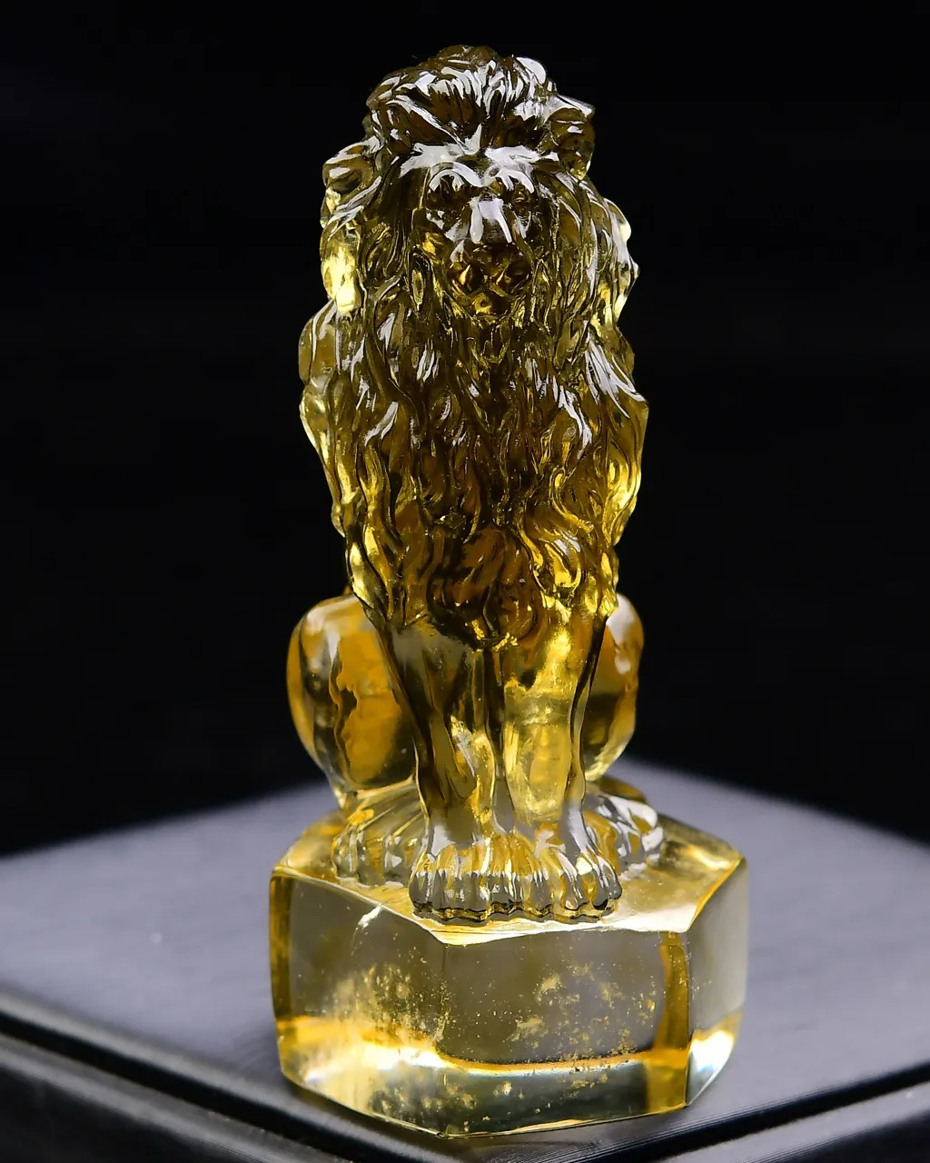 天然黄水晶狮子摆件  狮子是吉祥瑞兽，是智慧和力量的化身，有吉祥、繁荣、生生不息的寓意，象征地位