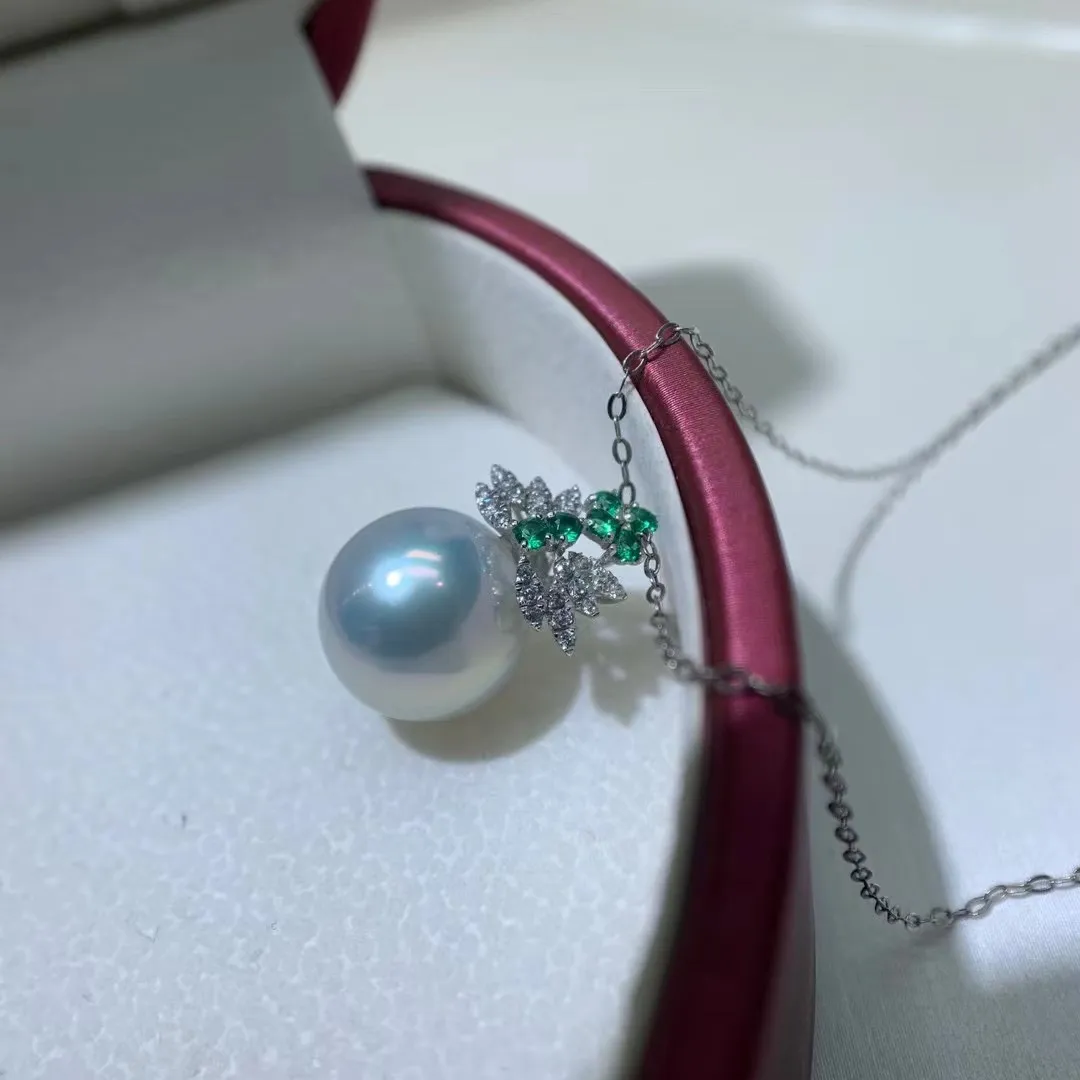 冷色青光的一颗爱迪生珍珠
品相好正圆无暇！强光镜面光泽 ！18k金镶嵌 尺寸11.6mm，同款随机发
