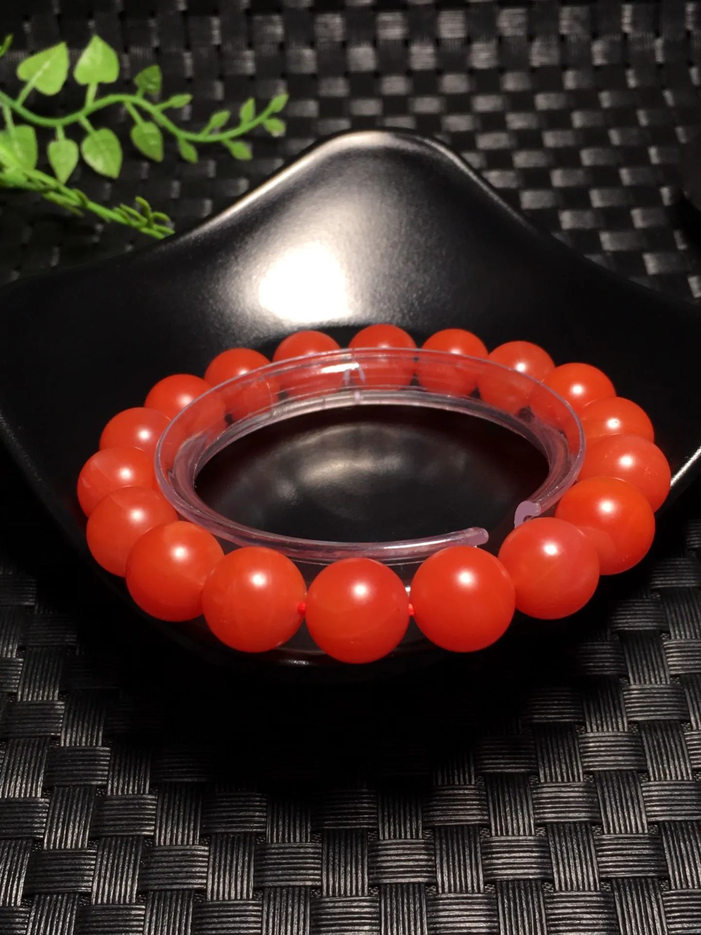 天然保山南红单圈手链 尺寸:11mm   自戴 非常百搭，同款随机发。！