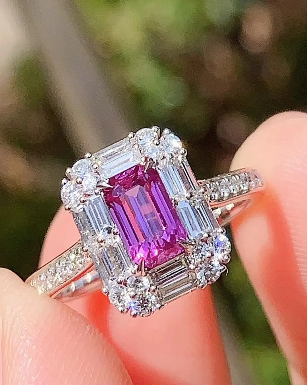 镜面光感紫色蓝宝石18k金戒指配钻石～奢华T方钻石重金打造精致～晶体干净反火，总重：4.56g，主石