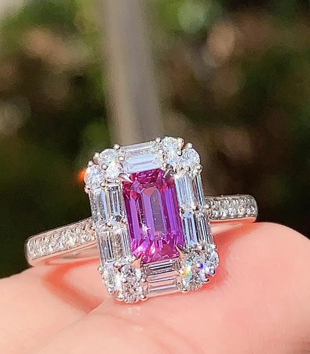 镜面光感紫色蓝宝石18k金戒指配钻石～奢华T方钻石重金打造精致～晶体干净反火，总重：4.56g，主石