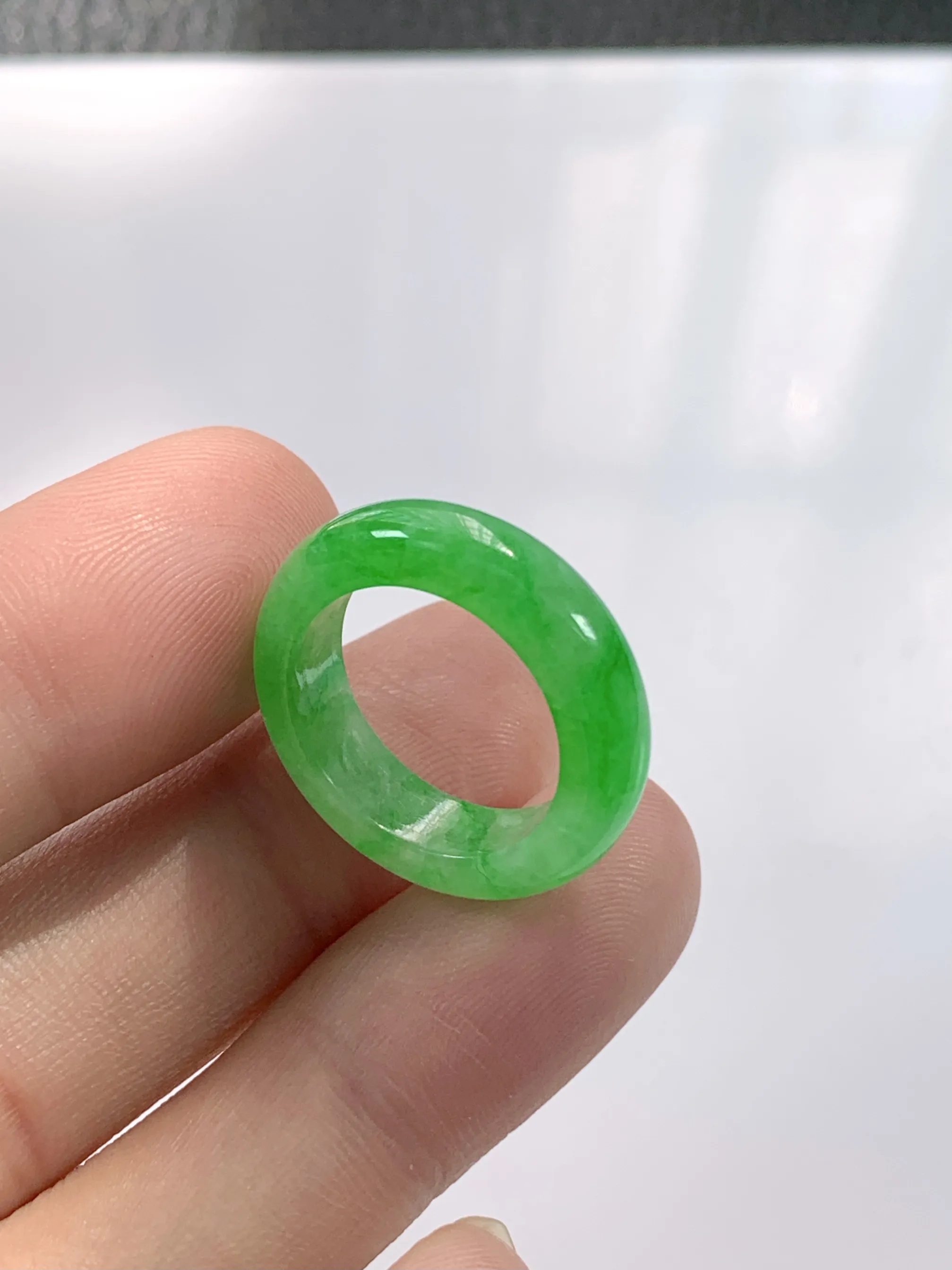 缅甸天然翡翠A货，冰种起胶满绿阳绿指环戒指，尺寸：圈口内径16.8mm，宽厚5.8/4mm，