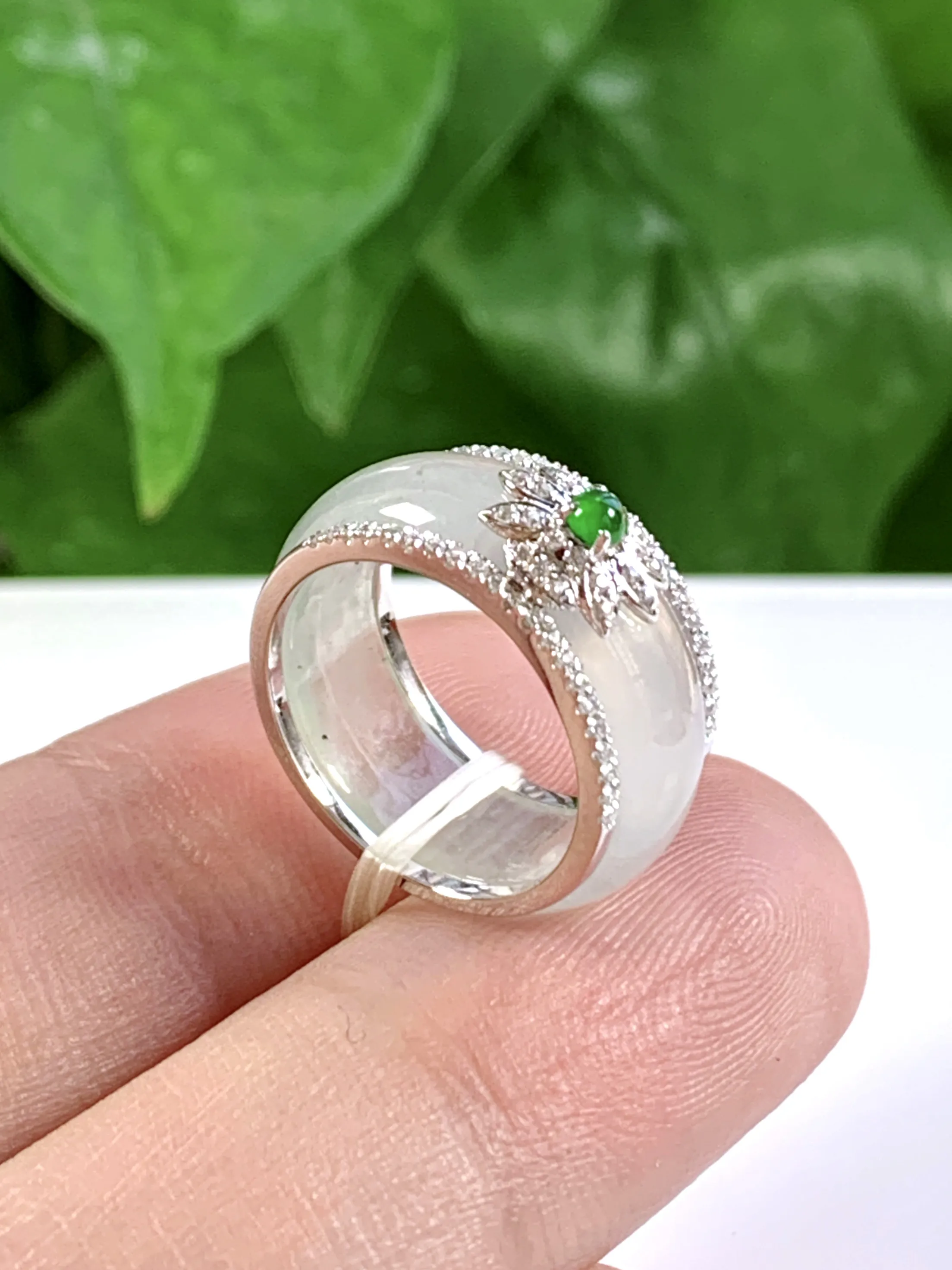 缅甸天然翡翠A货，18K金豪华镶嵌冰种起光起胶指环戒指，尺寸：圈口内径15.2mm=9号，宽厚8.5/2.5mm，重量：4.55g