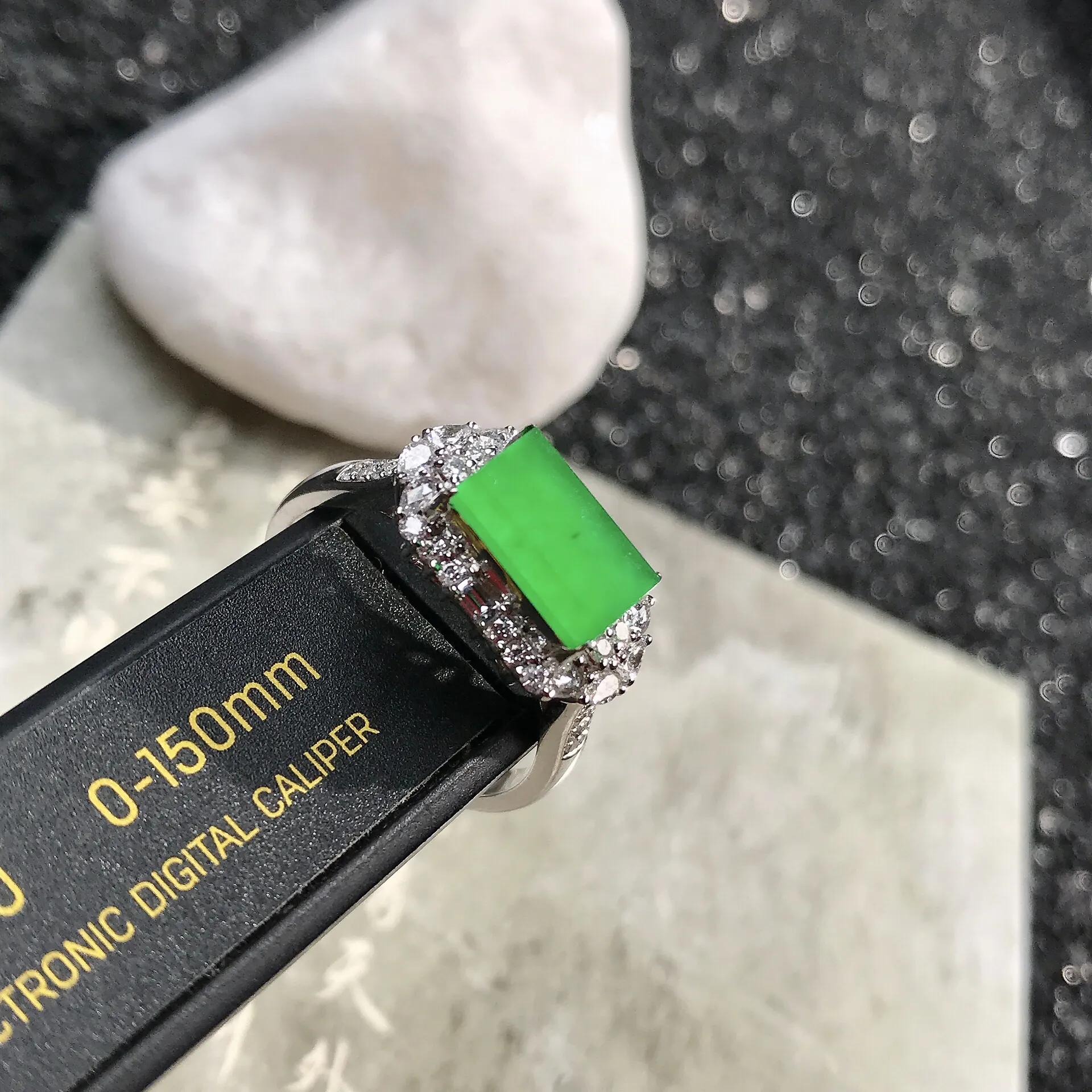 【缅甸料】冰阳绿马鞍戒指，冰透闪亮，光泽色泽优秀，18K金钻镶嵌，精致款。