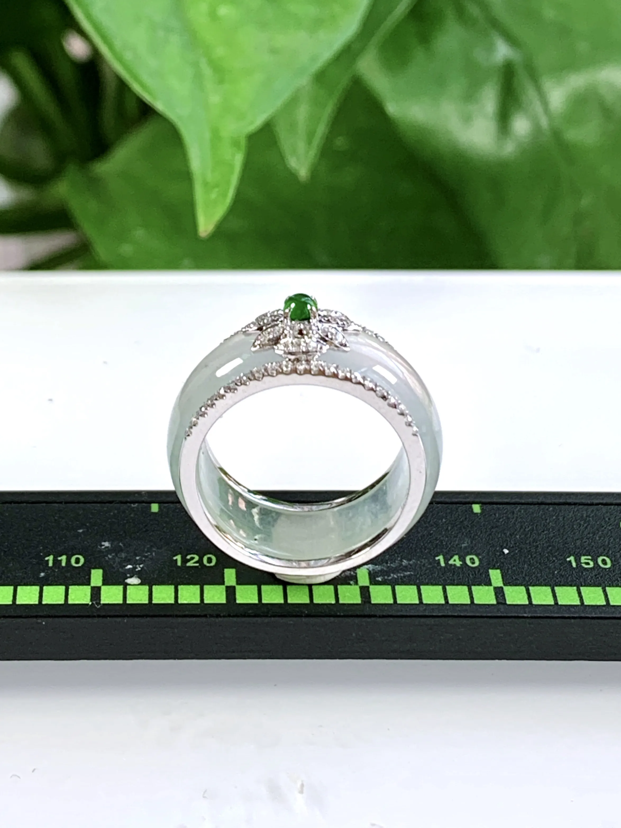 缅甸天然翡翠A货，18K金豪华镶嵌冰种起光起胶指环戒指，尺寸：圈口内径15.2mm=9号，宽厚8.5/2.5mm，重量：4.55g