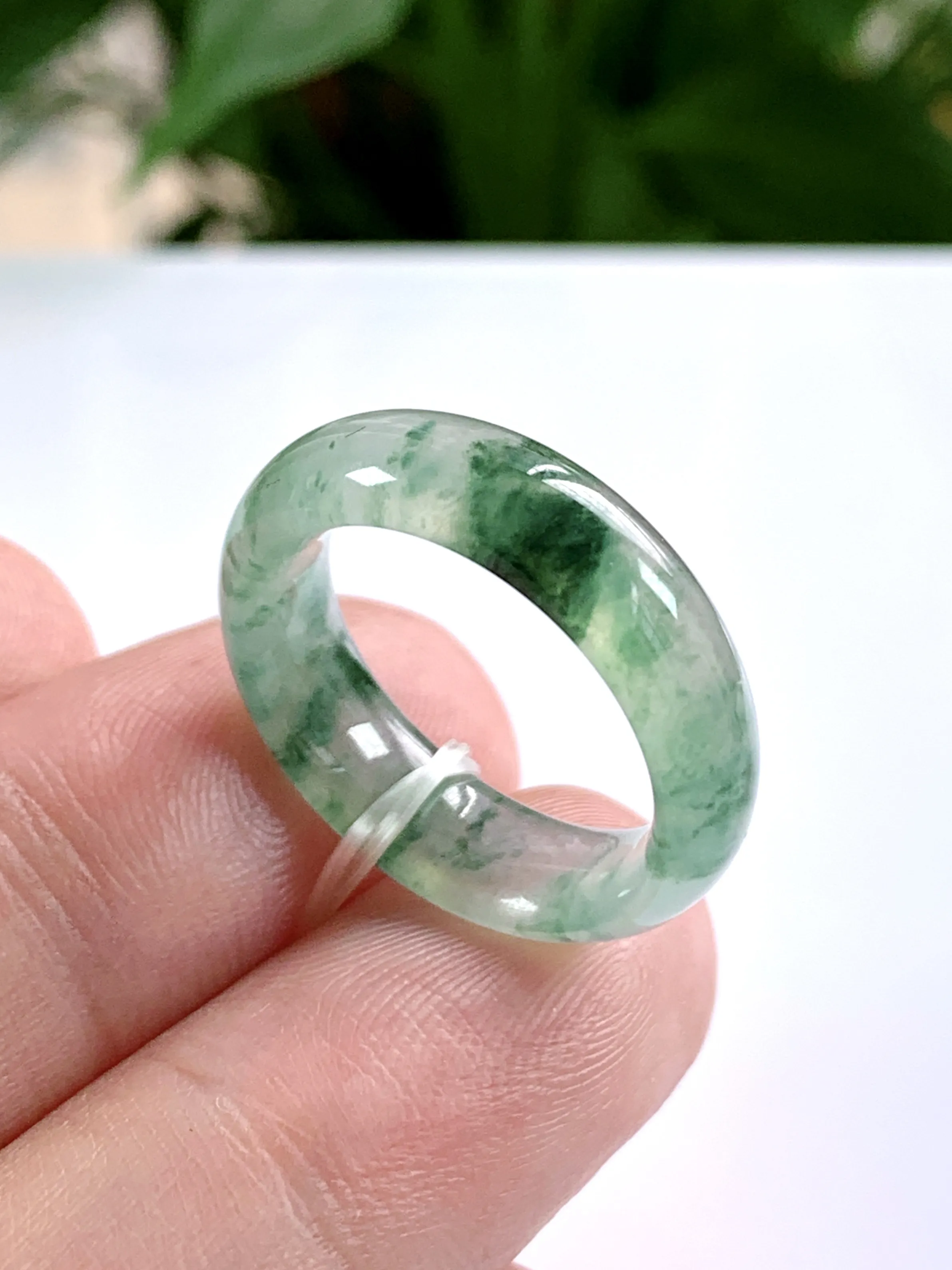 缅甸天然翡翠A货，冰种起光起胶飘花指环戒指，尺寸：圈口内径17.6mm=16号，宽厚6.4/3.6mm，重量：3.80g