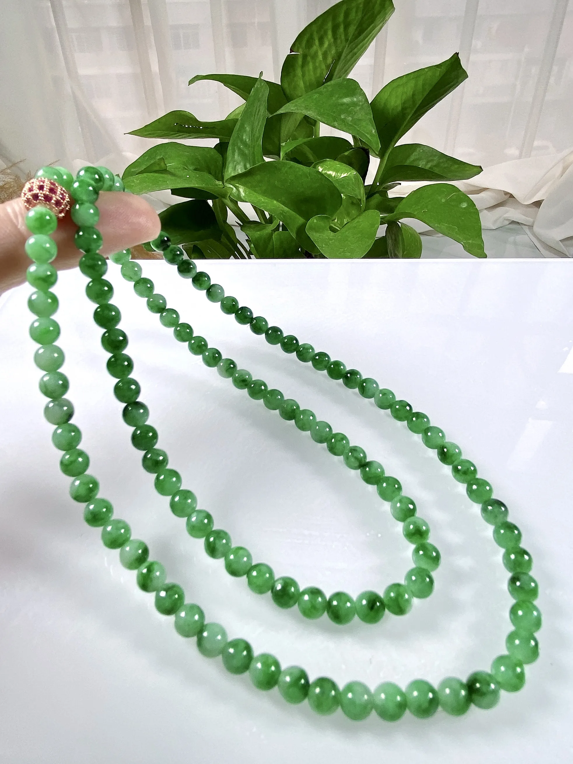缅甸天然翡翠A货，冰润飘绿圆珠项链手链，尺寸：5.5mm/114颗，长度600mm，重量：32.17